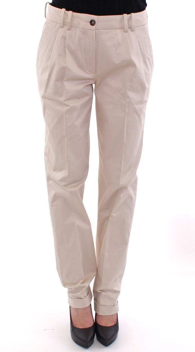 Pantalon chino beige en coton de Dolce & Gabbana, coupe classique, détails élégants, porté sur un mannequin.