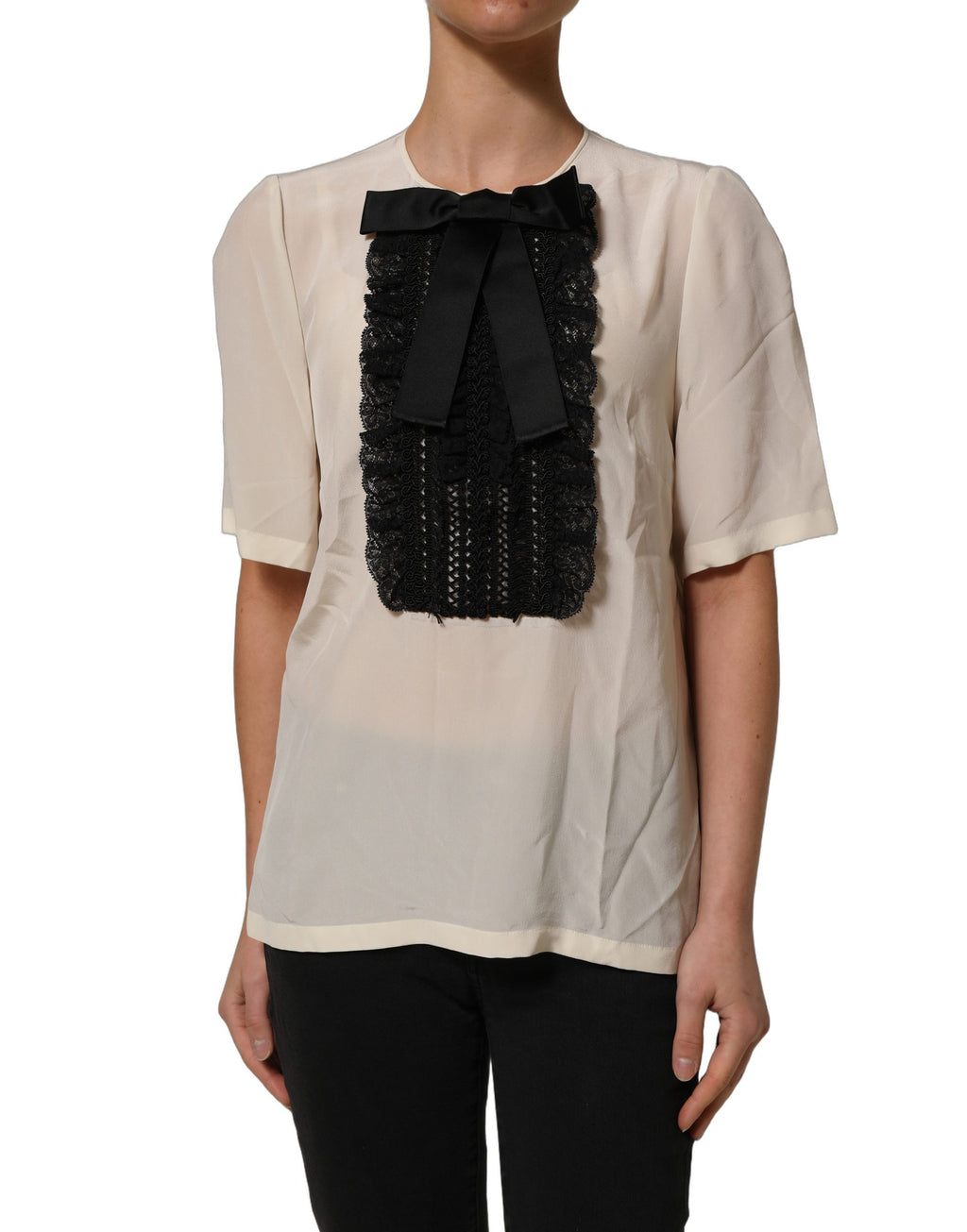 Blouse courte beige Dolce & Gabbana avec ruban en dentelle, manches courtes et style élégant.