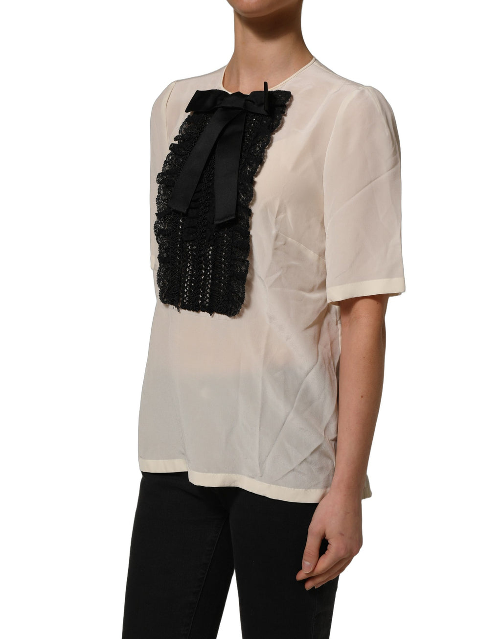Blouse courte beige Dolce & Gabbana avec dentelle, nœud et manches courtes, élégante et raffinée.