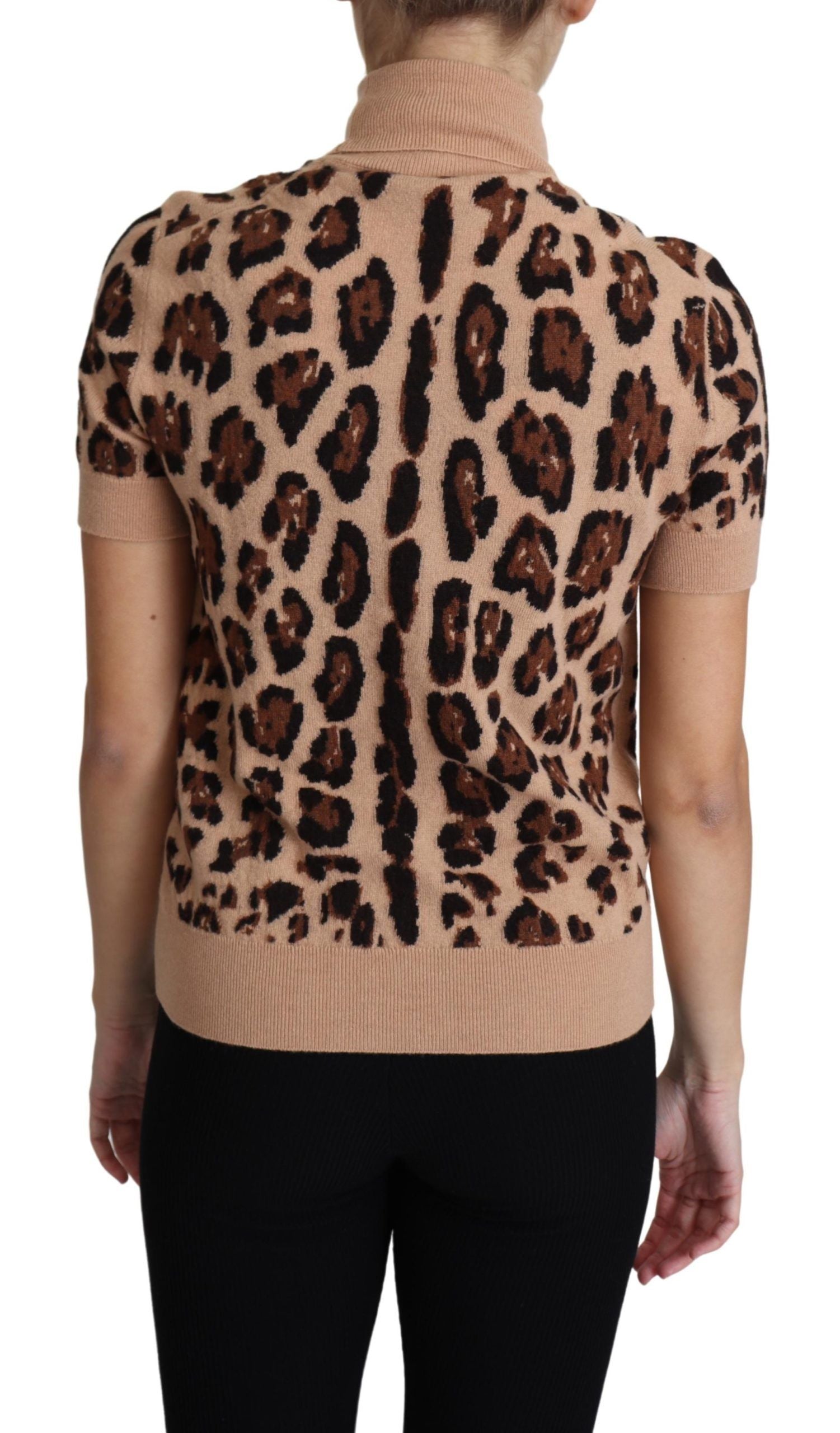 Pull en laine vierge beige avec motif léopard Dolce & Gabbana, col roulé élégant et confortable.