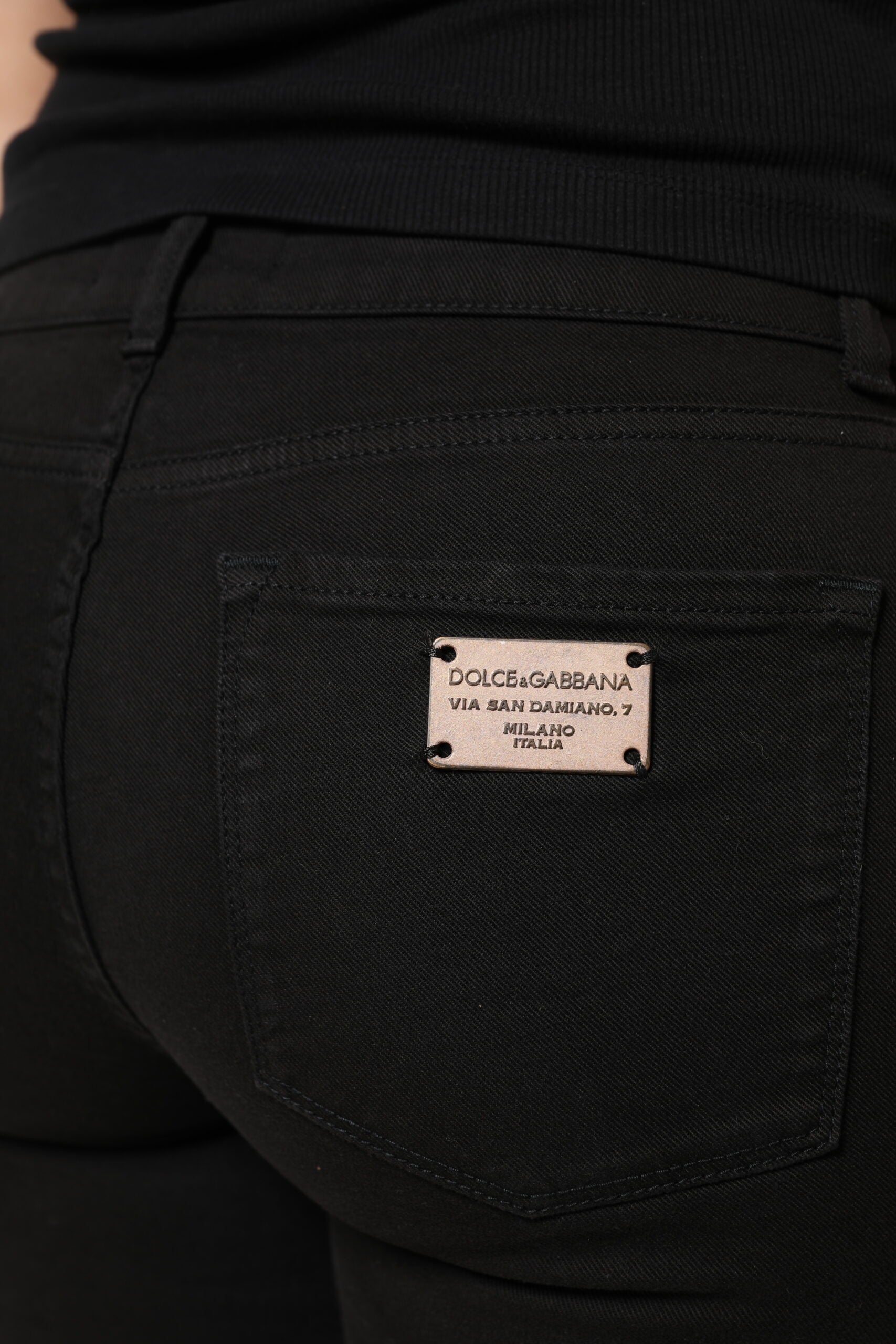 Jeans skinny en denim noir de Dolce & Gabbana avec logo, coupe taille moyenne et style slim, visible sur l'image.