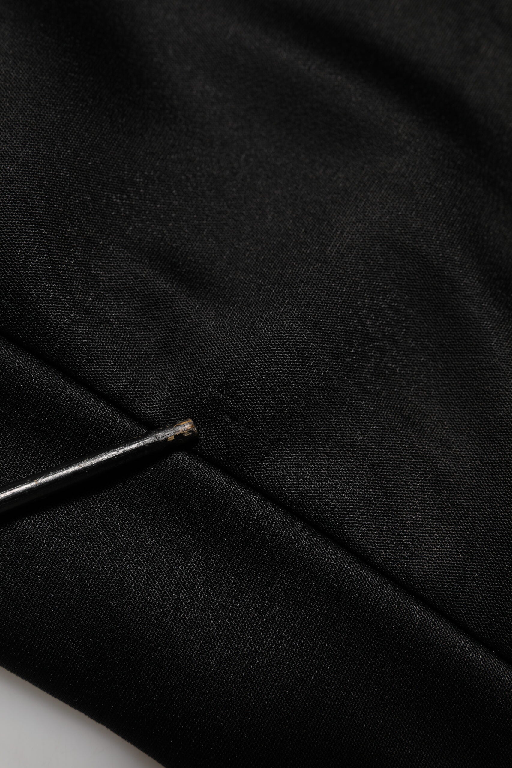 Pull noir Dolce & Gabbana avec collier en cristal DG visible sur le sweat-shirt.