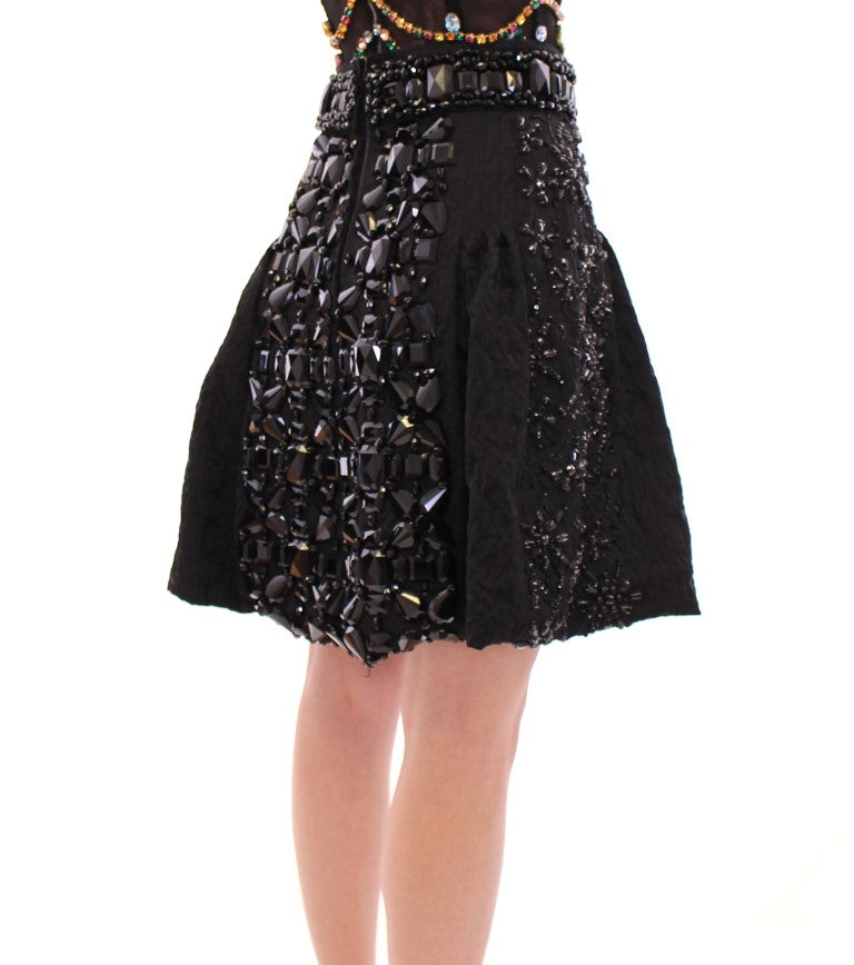 Jupe courte noire Dolce & Gabbana en cristal faite à la main, longueur au-dessus du genou, avec détails élégants en cristal.