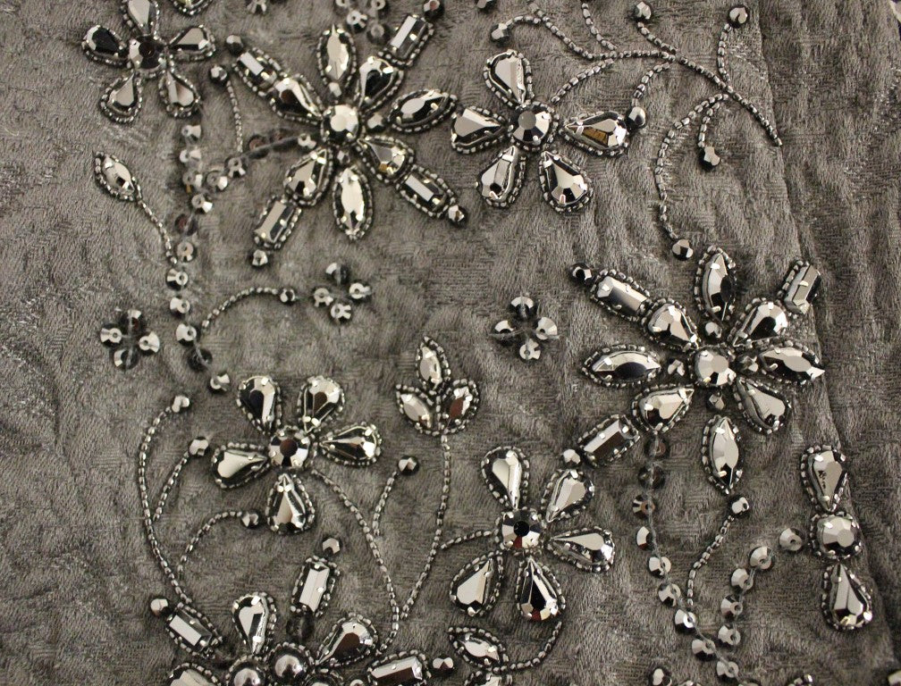 Jupe courte noire Dolce & Gabbana en cristal fait main, ajustée au-dessus du genou, avec détails élégants et sophistiqués.