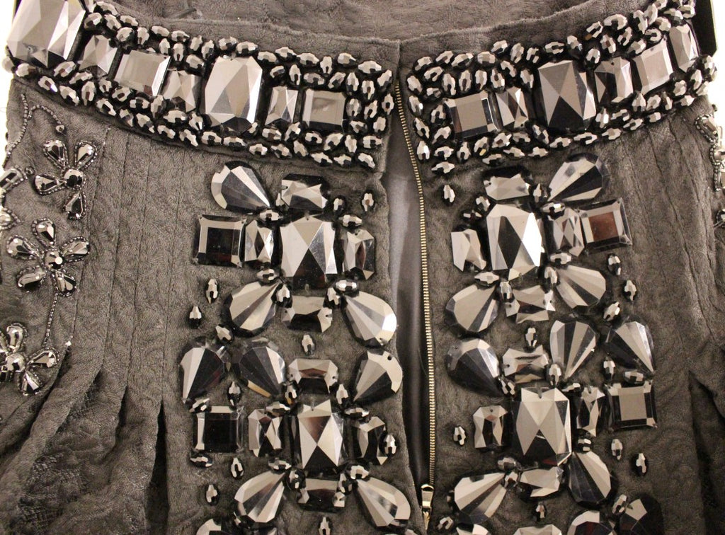 Jupe au-dessus du genou noire en cristal, faite à la main, de la marque Dolce & Gabbana, visible en détail.