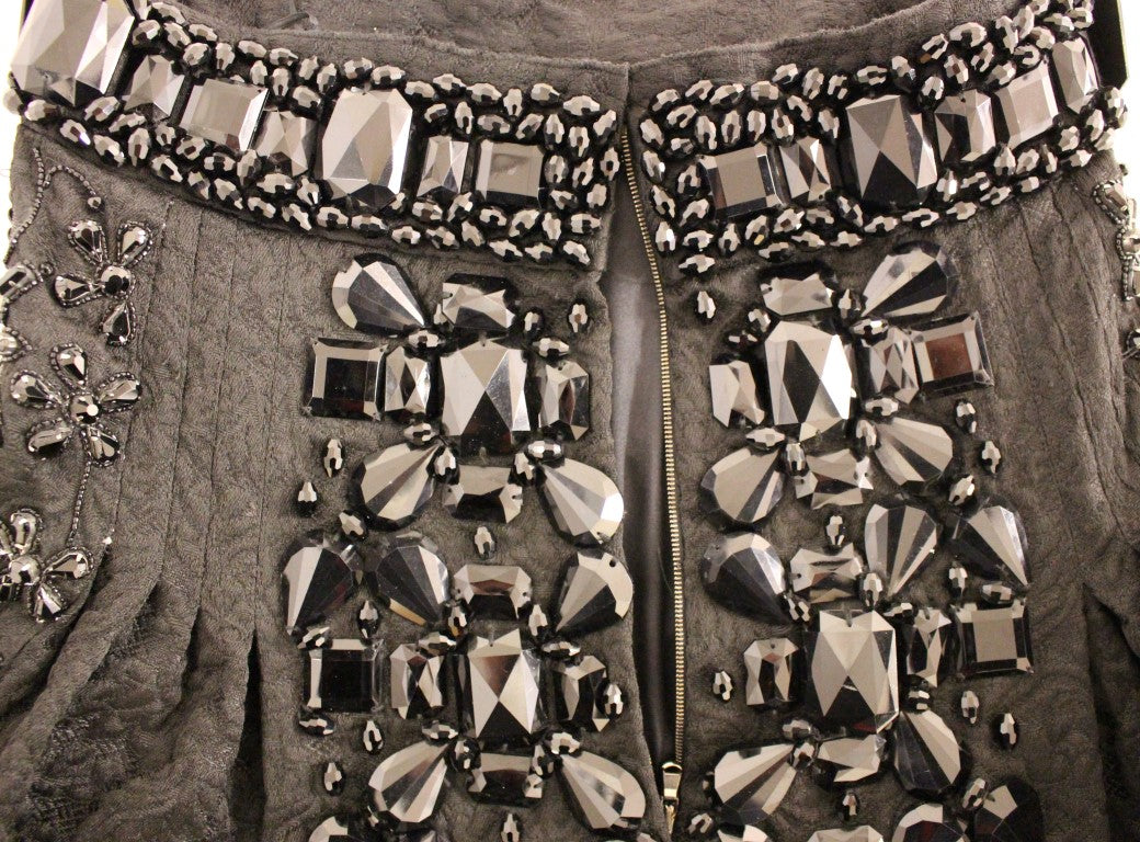 Jupe au-dessus du genou noire en cristal, faite à la main, de la marque Dolce & Gabbana, visible en détail.