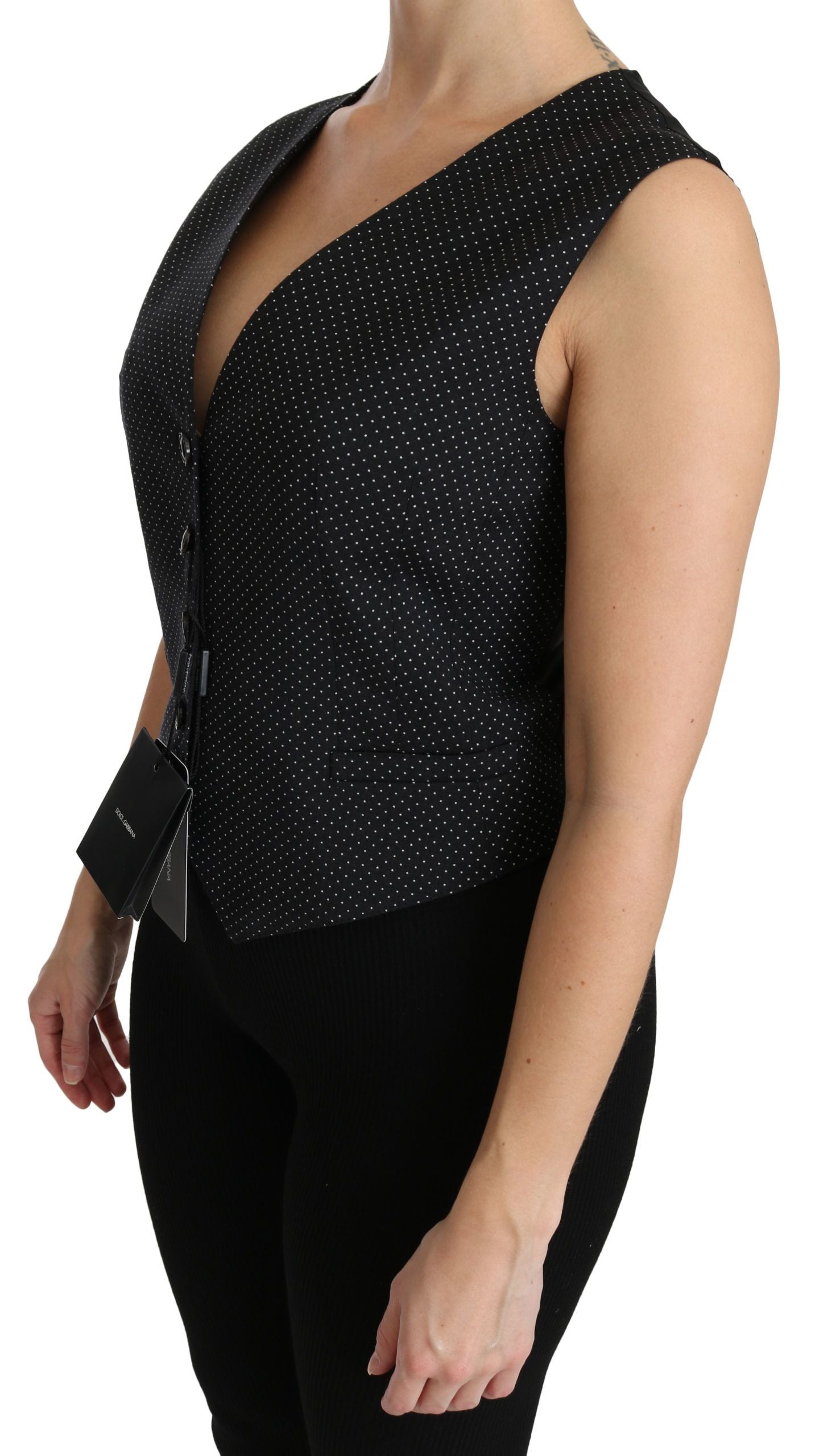 Veste sans manches Dolce & Gabbana noire à pois, haut blouse élégante, détails en tissu léger, vue rapprochée sur le produit.