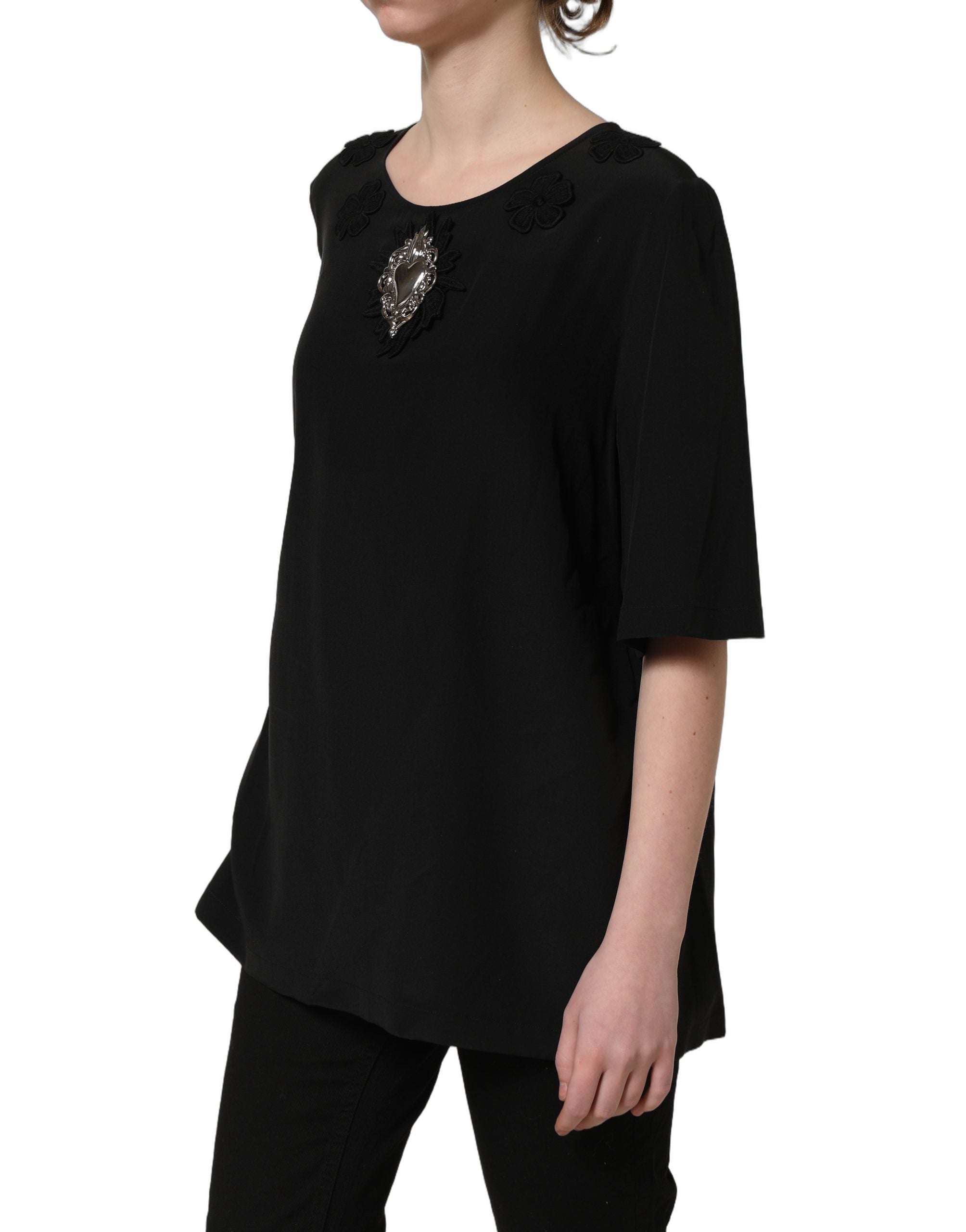 Chemisier en soie noir Dolce & Gabbana avec appliqué en forme de cœur floral, élégant et féminin.