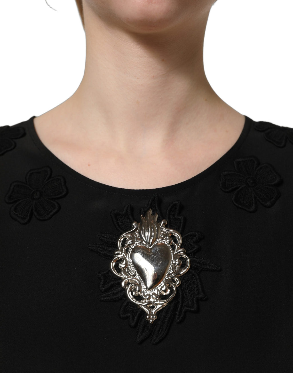 Blouse en soie noire Dolce & Gabbana avec appliqué de cœur floral, style élégant et féminin.