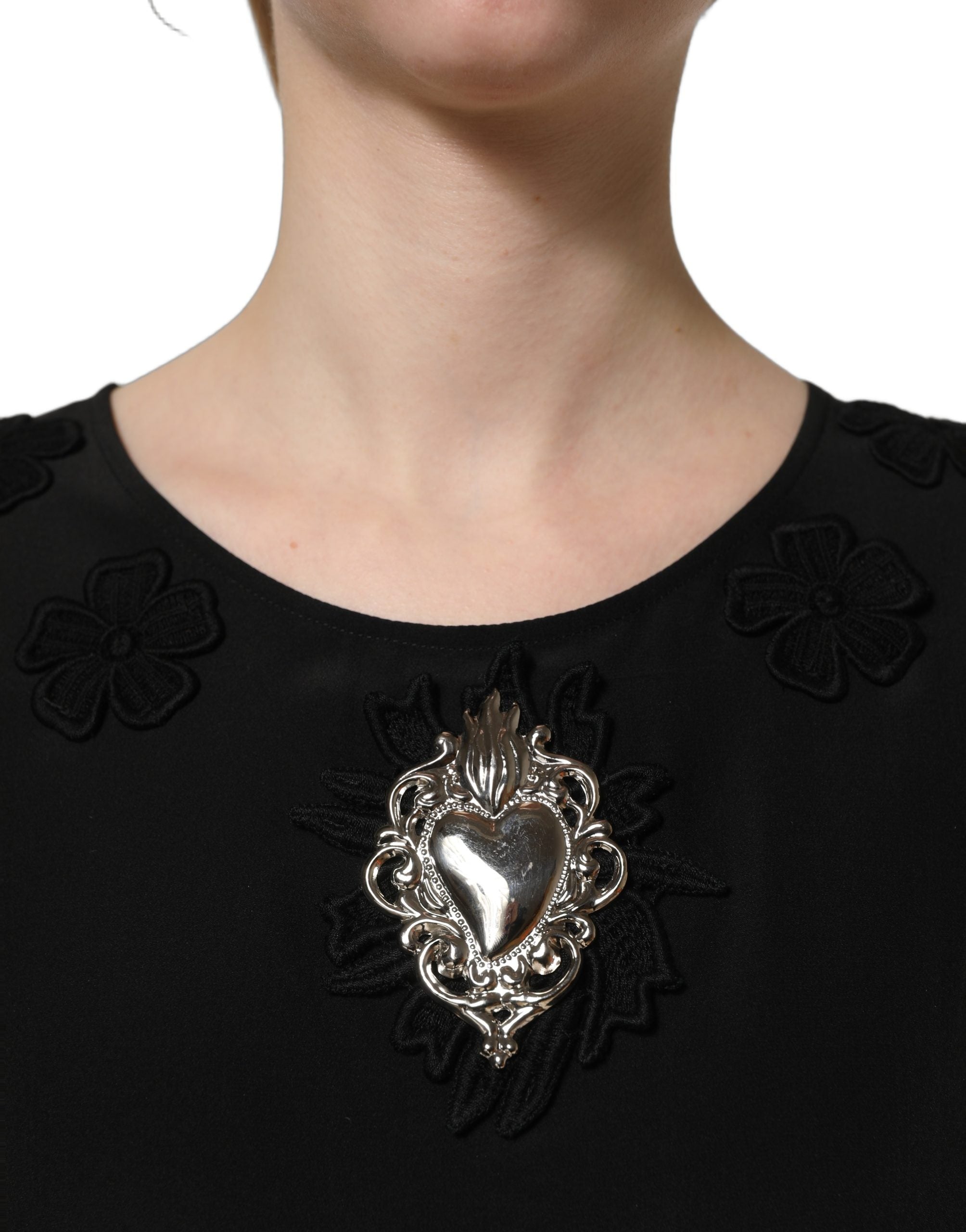 Blouse en soie noire Dolce & Gabbana avec appliqué de cœur floral, style élégant et féminin.