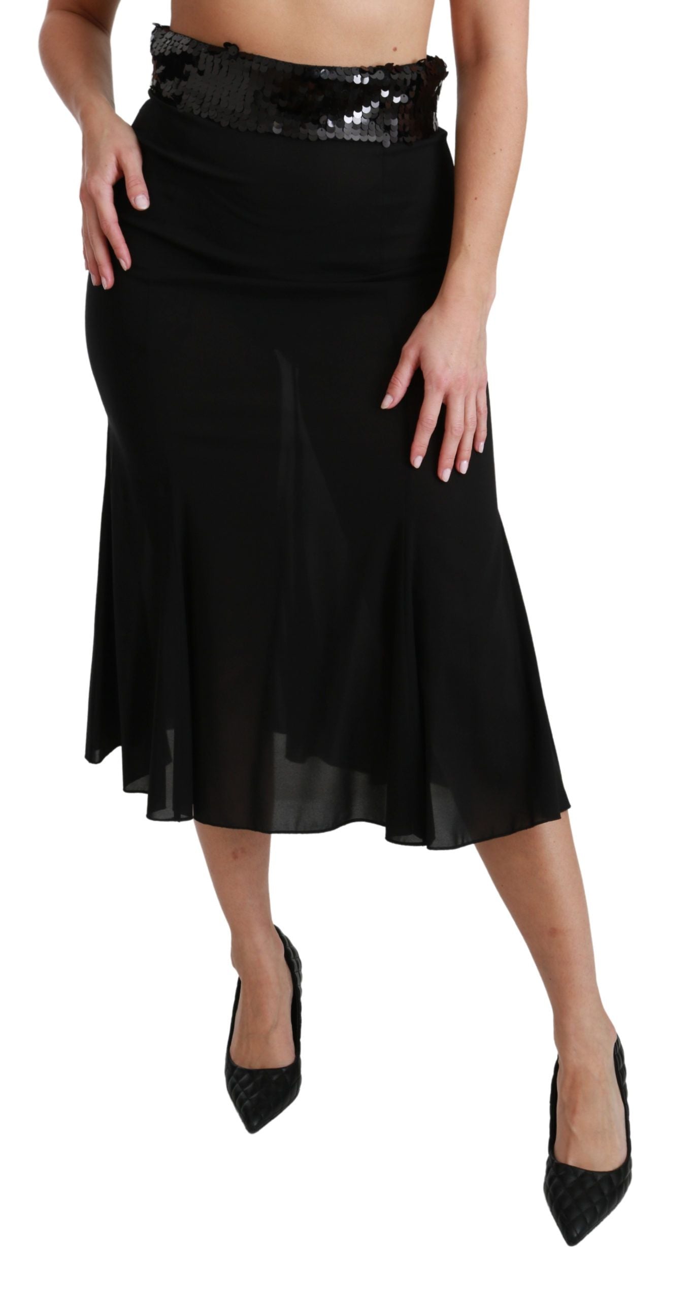 Jupe midi sirène en soie noire à taille haute de Dolce & Gabbana, élégante et fluide, portée avec style.