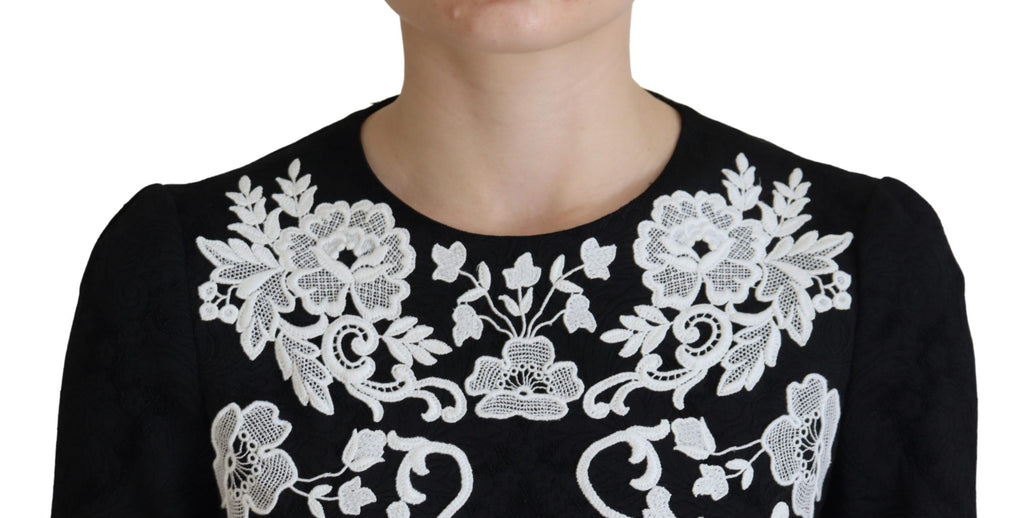 Robe longue Dolce & Gabbana en dentelle noire avec manches mi-longues et coupe en A, élégante et raffinée.