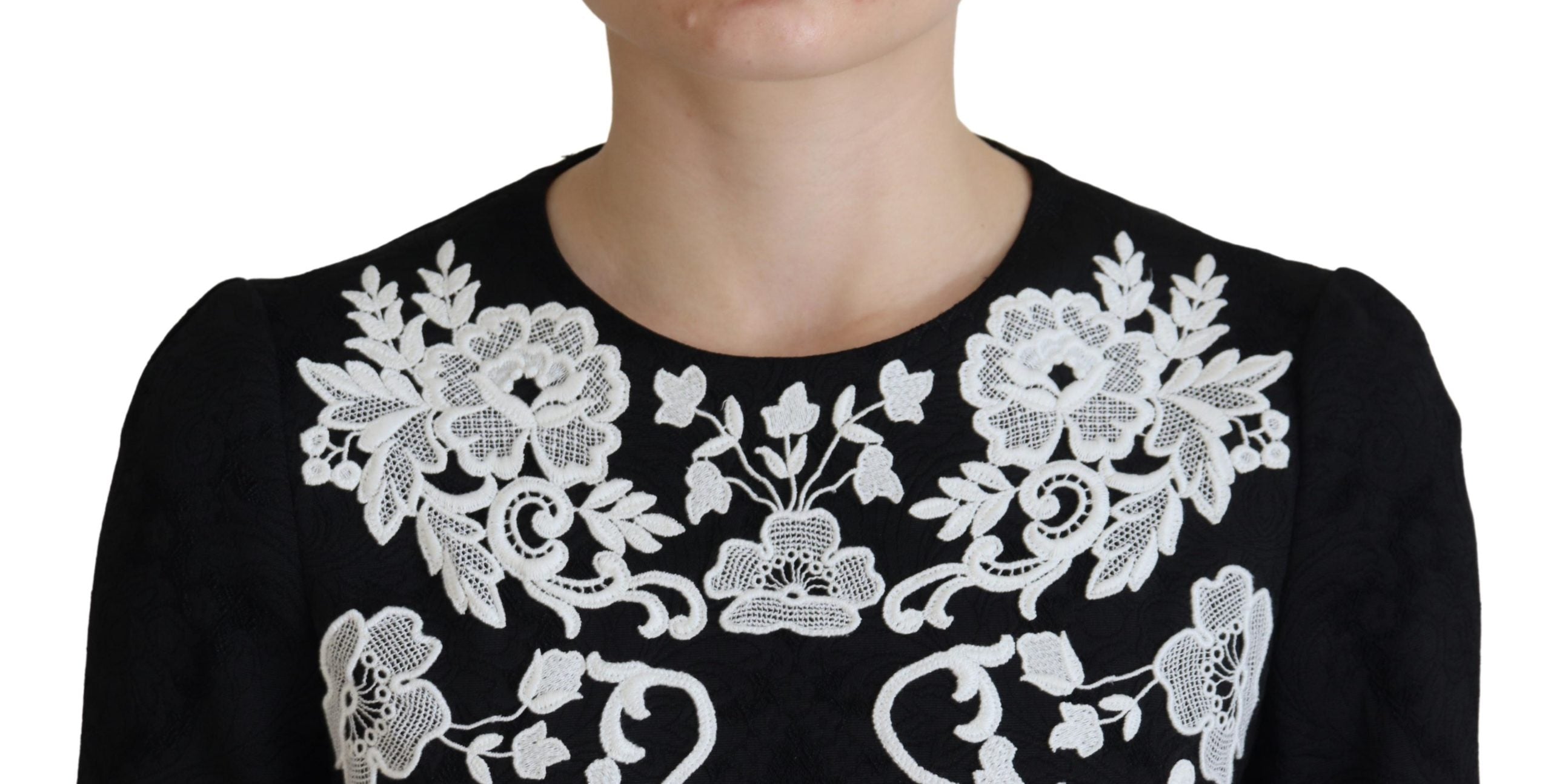 Robe longue Dolce & Gabbana en dentelle noire avec manches mi-longues et coupe en A, élégante et raffinée.