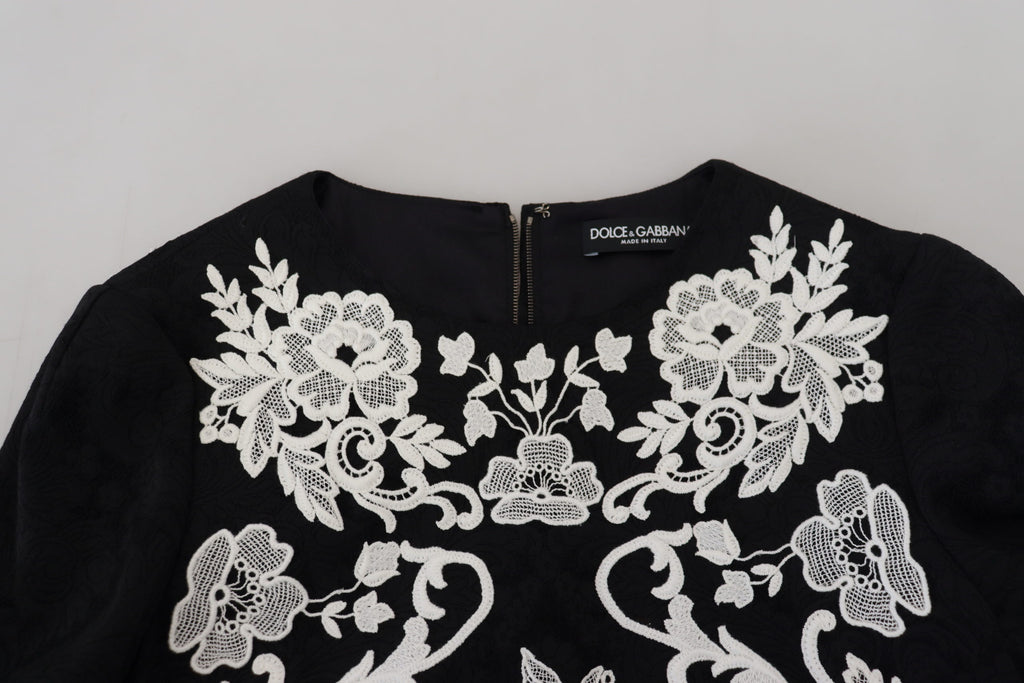 Robe Dolce & Gabbana noire en dentelle avec manches mi-longues et coupe évasée, élégante et sophistiquée.