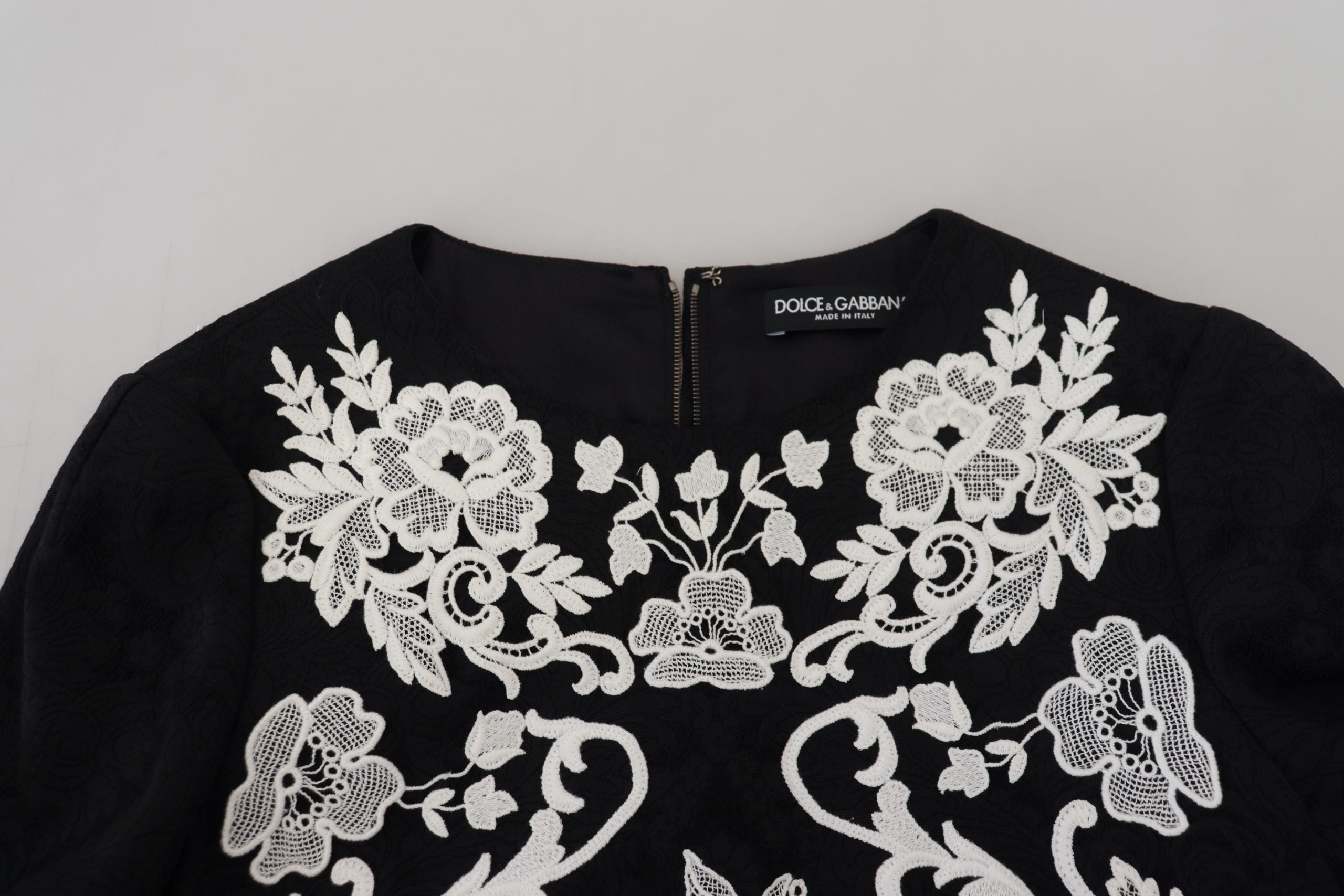 Robe Dolce & Gabbana noire en dentelle avec manches mi-longues et coupe évasée, élégante et sophistiquée.