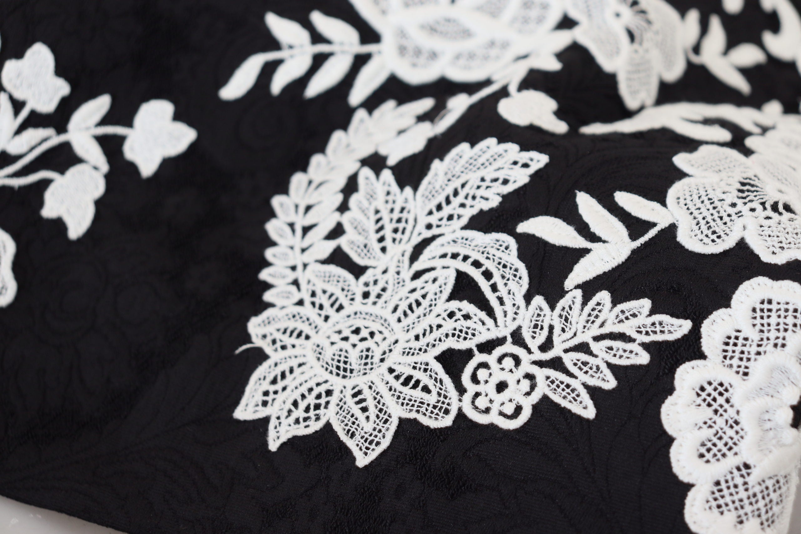 Robe noire Dolce & Gabbana à manches mi-longues avec bordure en dentelle et coupe évasée, élégante et sophistiquée.