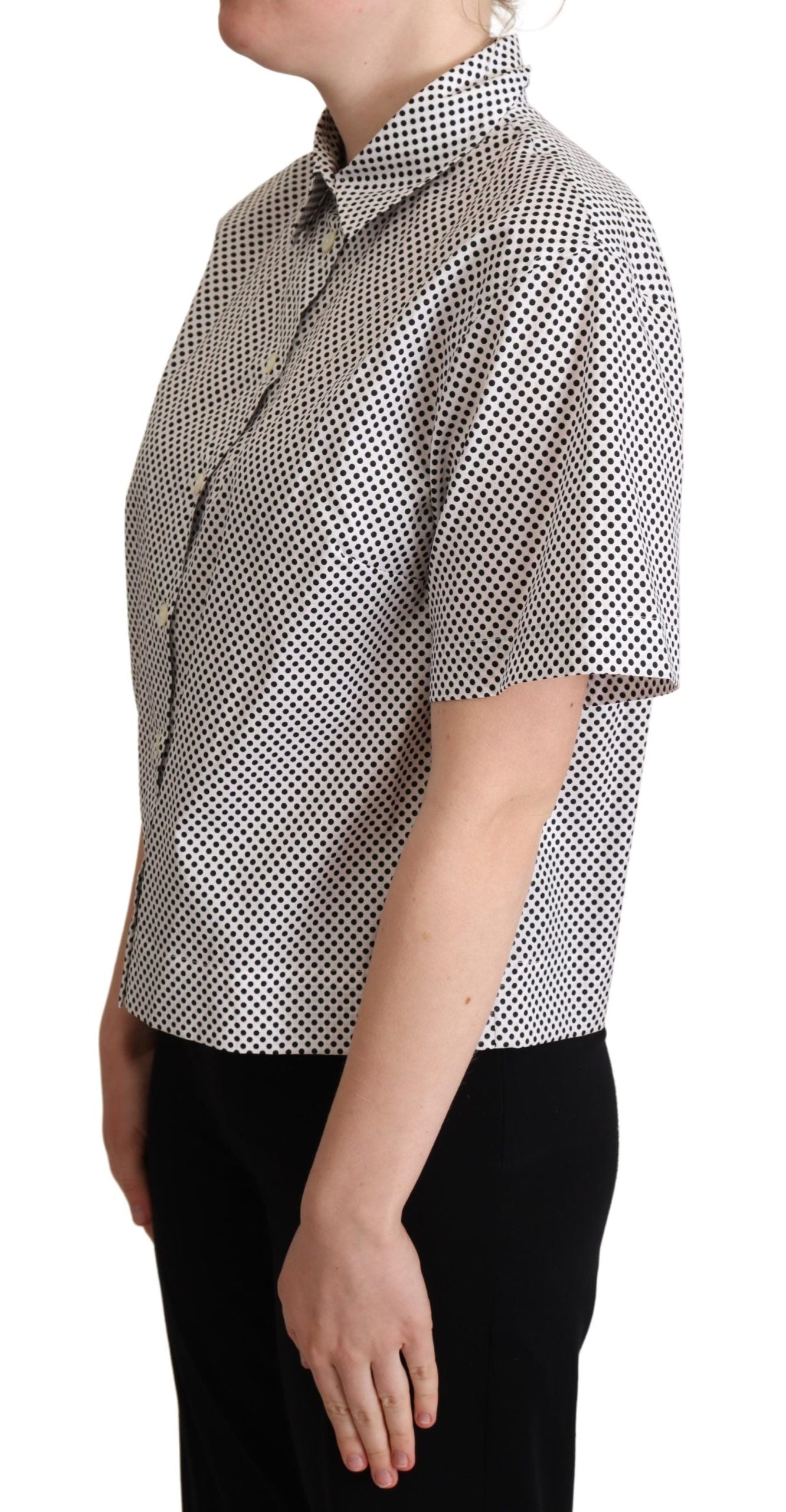 Chemise à pois noires et blanches Dolce & Gabbana avec col, en coton, portée sur un mannequin.