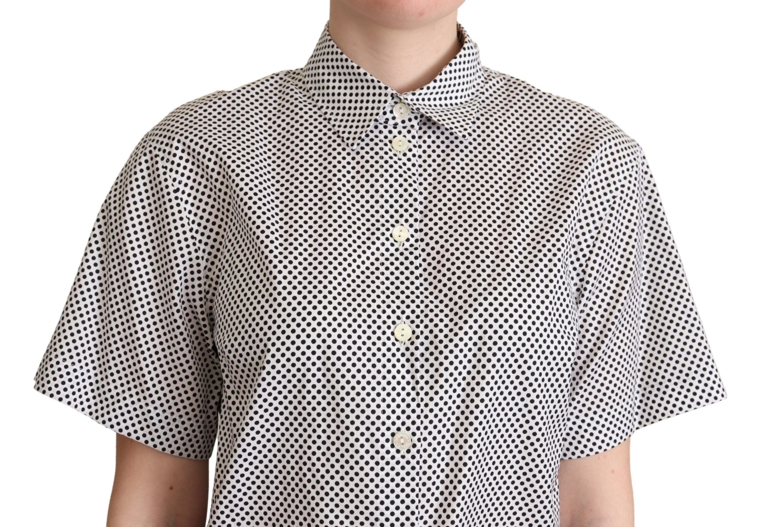 Chemise noire à pois blancs Dolce & Gabbana avec col, vue en gros plan sur la texture et le design du tissu.