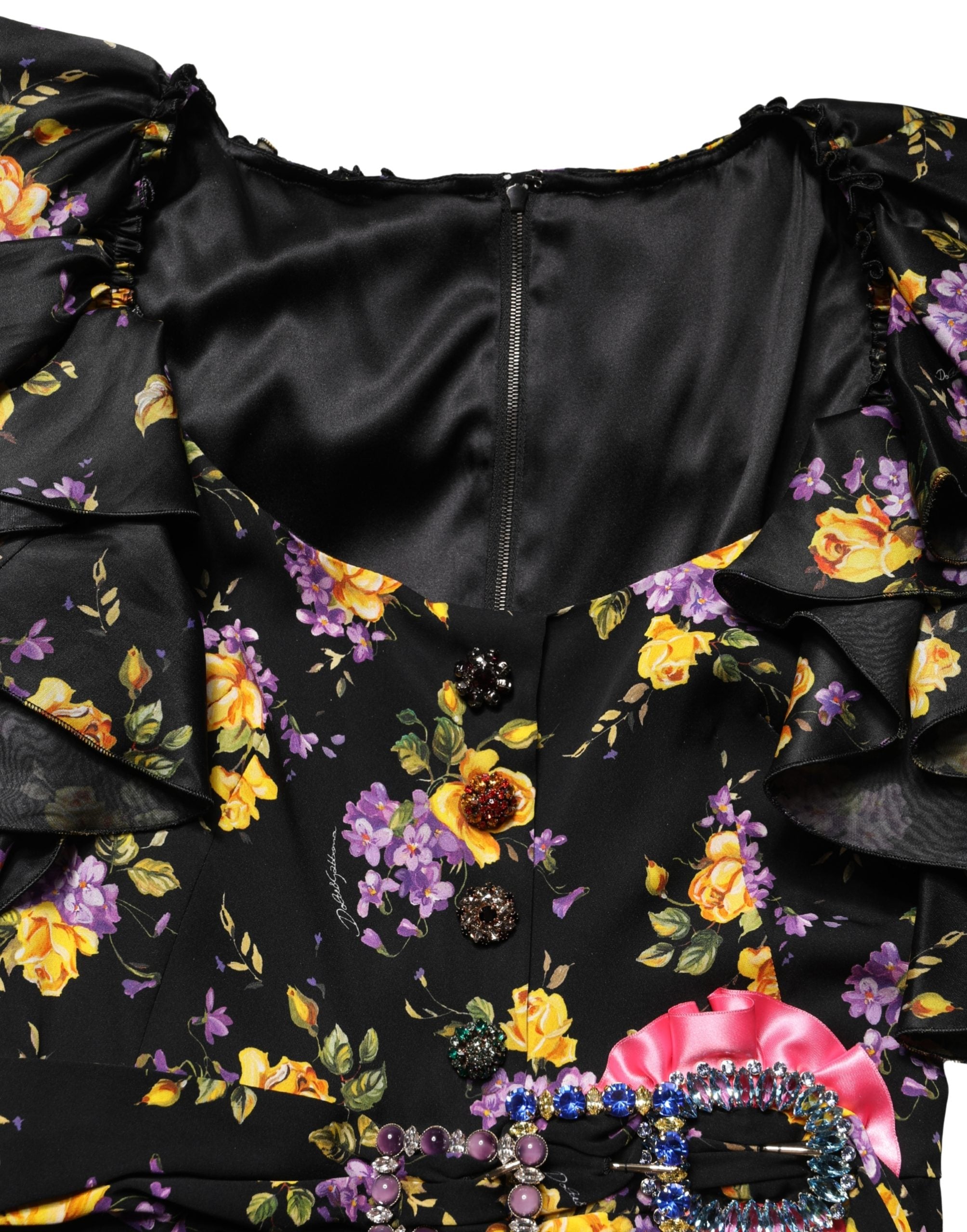 Robe midi en soie noire et violette Dolce & Gabbana avec broche en cristal élégante sur le devant.