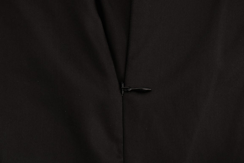 Haut en dentelle en mesh noir en soie de Dolce & Gabbana, détails floraux élégants, aspect transparent et sophistiqué.