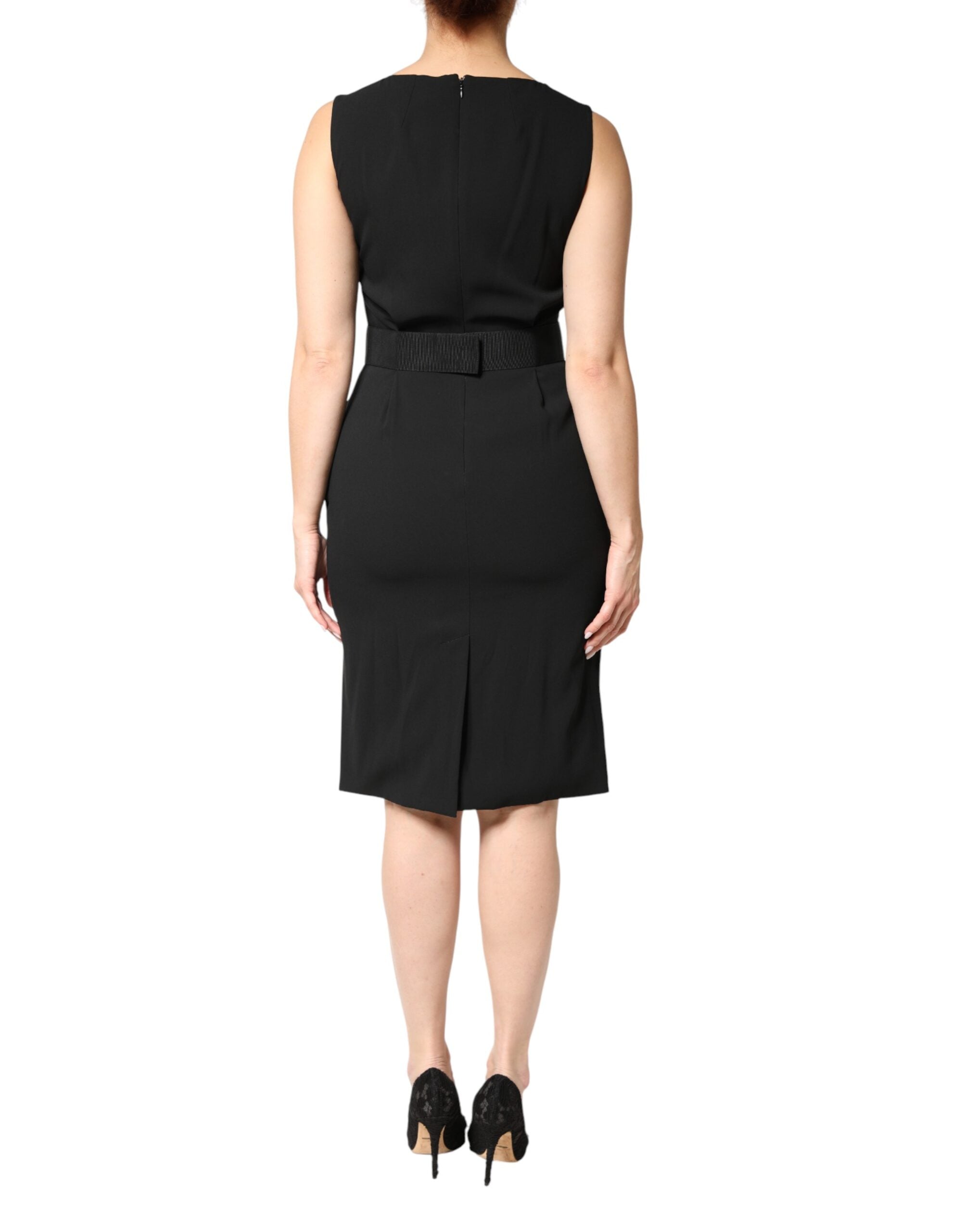 Robe noire sans manches de coupe ajustée et longueur genou, de la marque Dolce & Gabbana, en tissu élégant.
