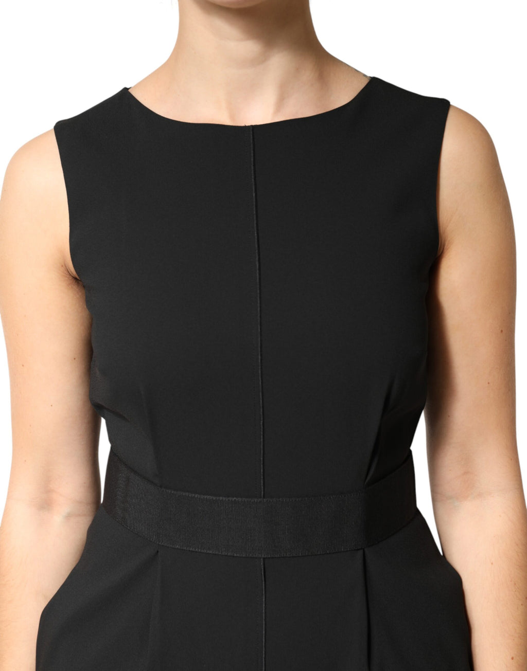 Robe noire sans manches de longueur genou de Dolce & Gabbana, coupe ajustée et élégante, tissu fluide et sophistiqué.
