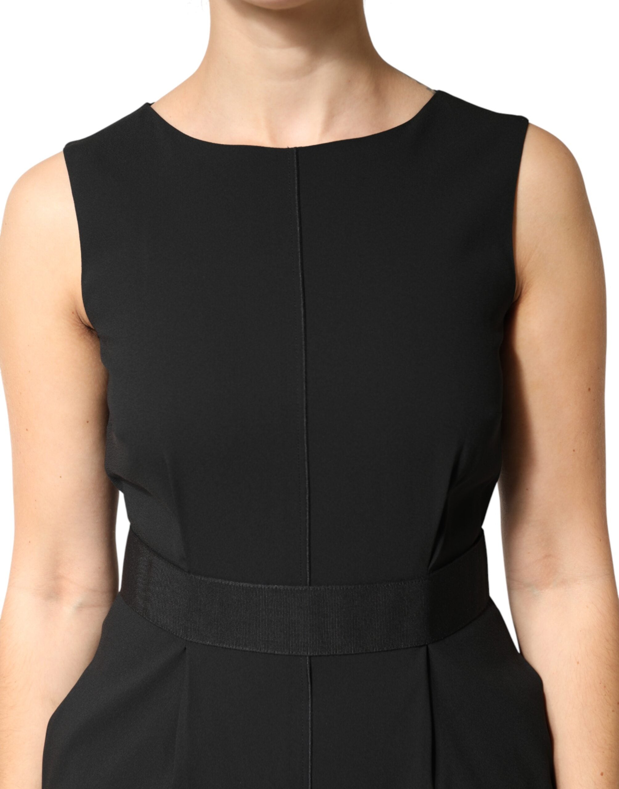Robe noire sans manches de longueur genou de Dolce & Gabbana, coupe ajustée et élégante, tissu fluide et sophistiqué.
