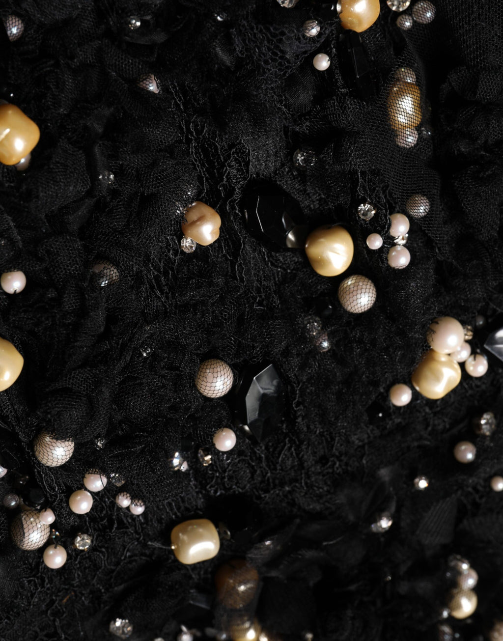 Robe noire en viscose Dolce & Gabbana avec embellissements de perles, coupe droite élégante et sophistiquée.