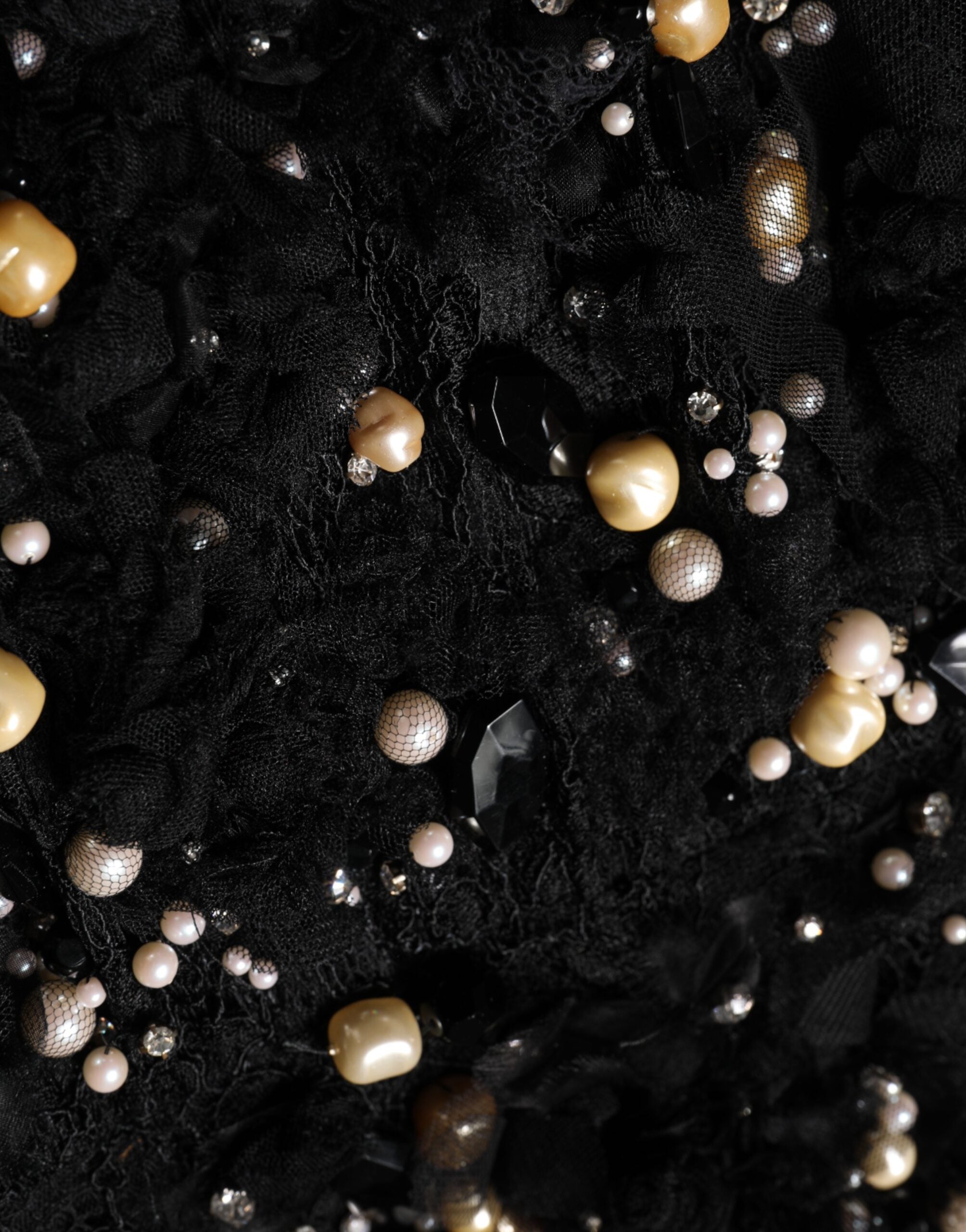 Robe noire en viscose Dolce & Gabbana avec embellissements de perles, coupe droite élégante et sophistiquée.