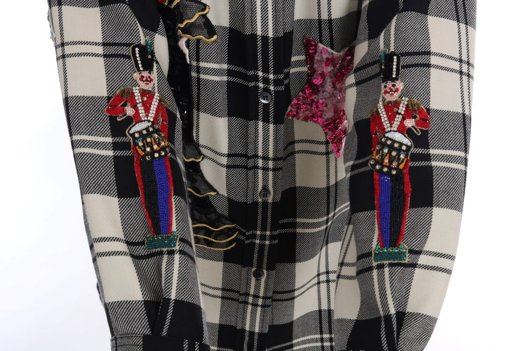 Chemise noire et blanche Dolce & Gabbana Fairy Tale avec cristaux, détails élégants et motif féerique visible sur l'image.