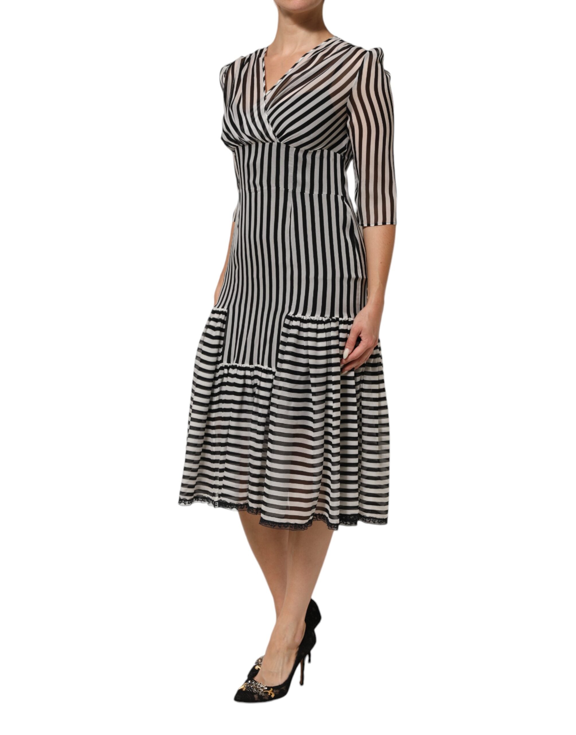 Robe midi en soie Dolce & Gabbana à rayures noires et blanches avec col en V, élégante et fluide.