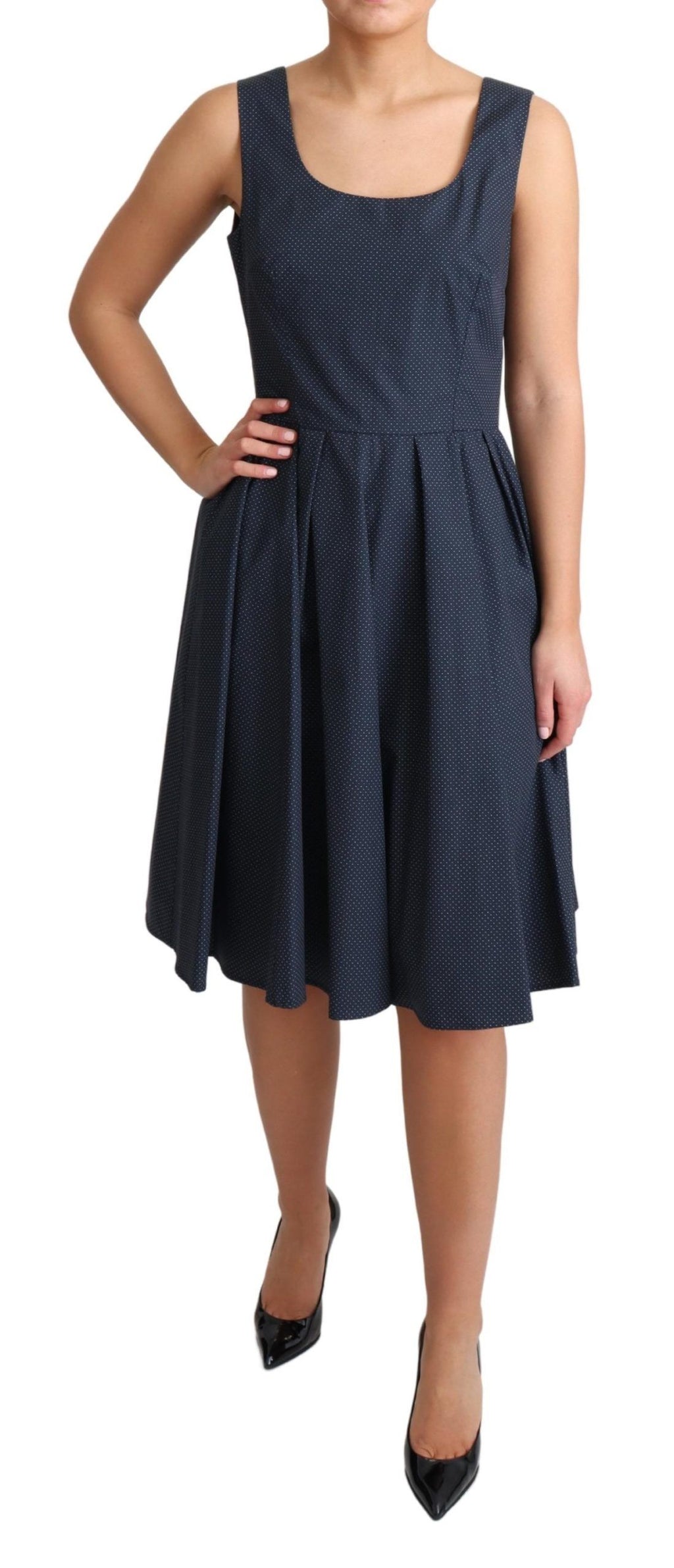 Robe en coton à pois bleus de style A-line par Dolce & Gabbana, avec coupe fluide et détails élégants.