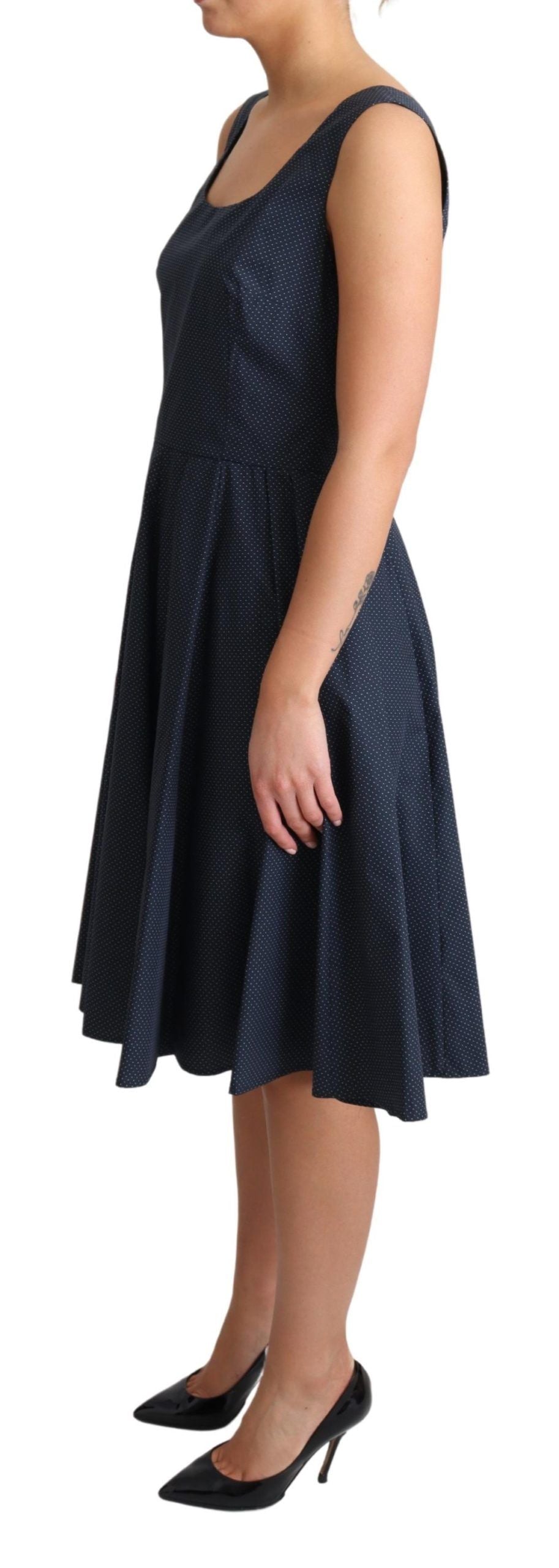 Robe trapèze en coton bleu à pois blancs par Dolce & Gabbana, élégante et légère, portée dans un style décontracté.