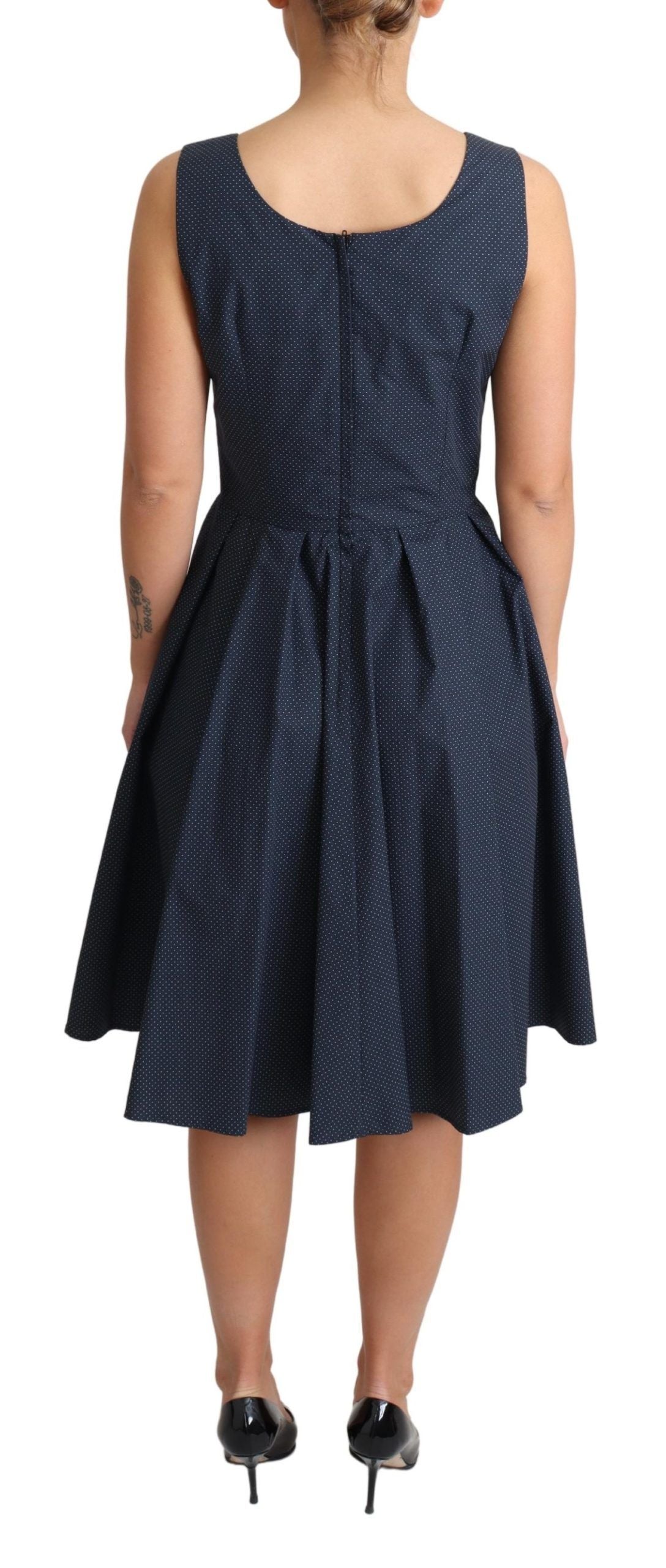 Robe trapèze en coton à pois bleus de Dolce & Gabbana, style élégant et féminin, portée avec détails visibles.