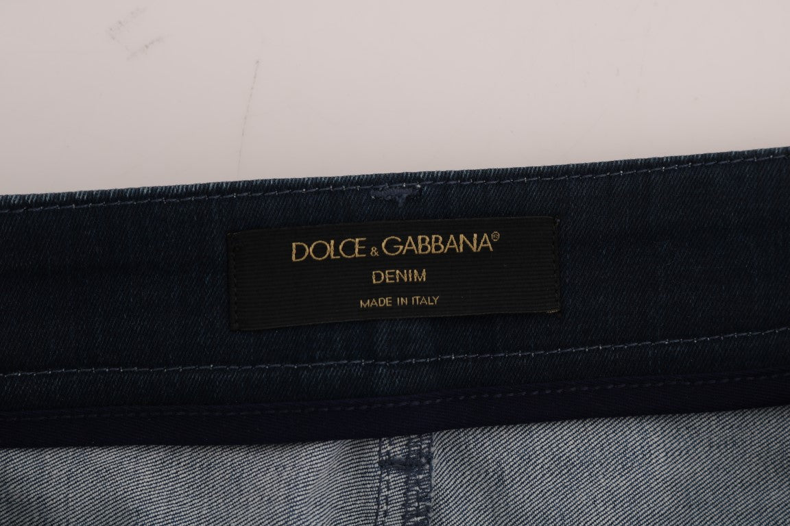 Mini jupe en denim à rayures bleues de Dolce & Gabbana, coupe courte et style chic, visible avec détails de rayures.