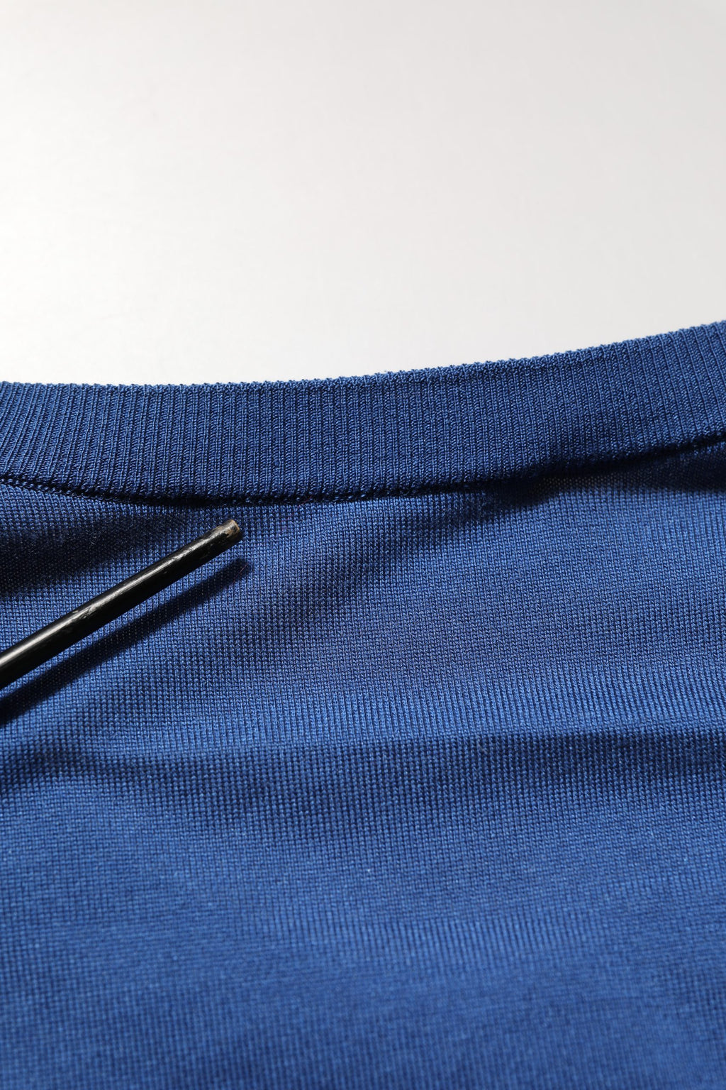 Pull doux Dolce & Gabbana en soie bleue avec logo DG sur le col ras du cou, style élégant et confortable.