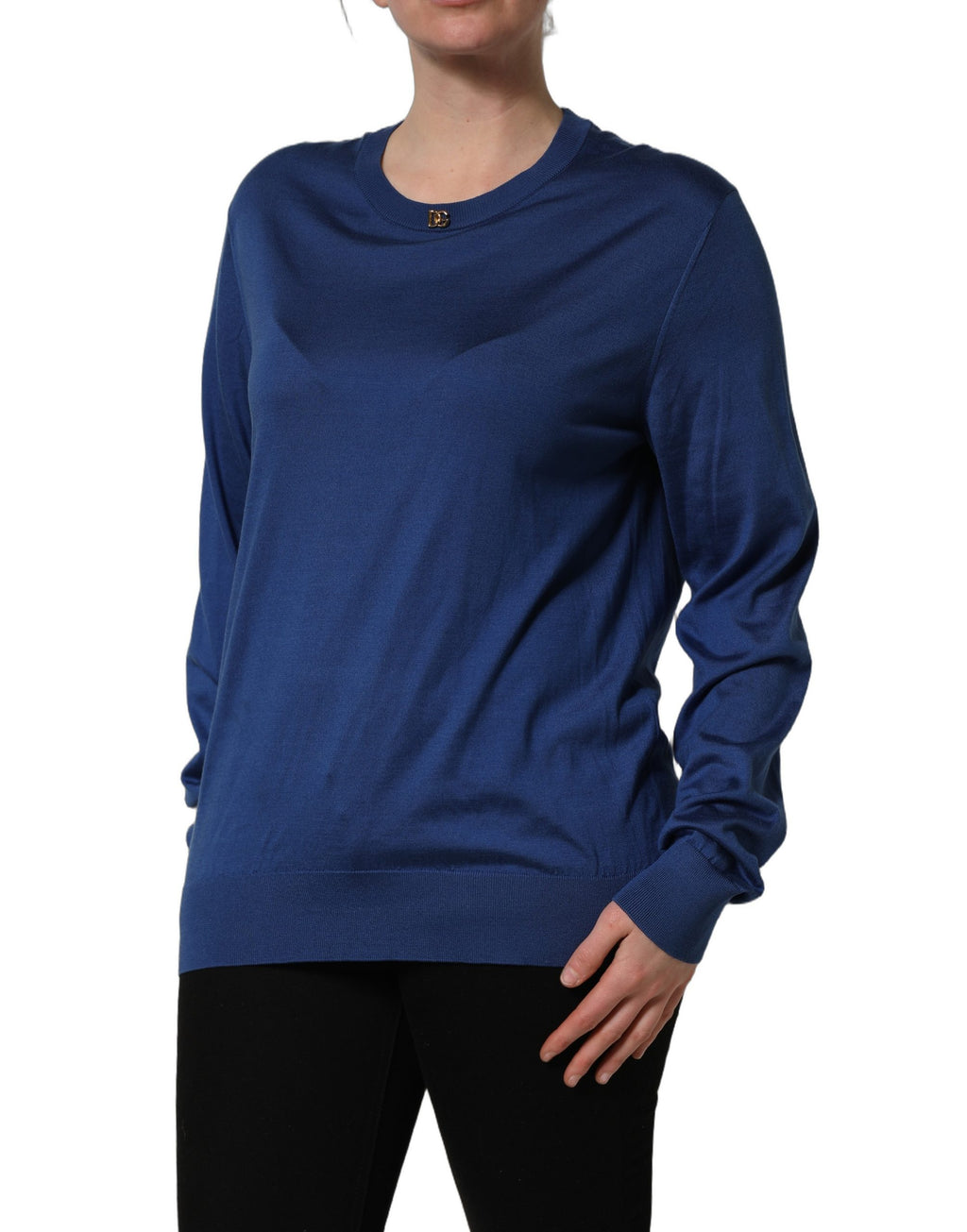 Pull à col ras du cou en soie bleue avec logo DG de Dolce & Gabbana, visible détail du pull en image.