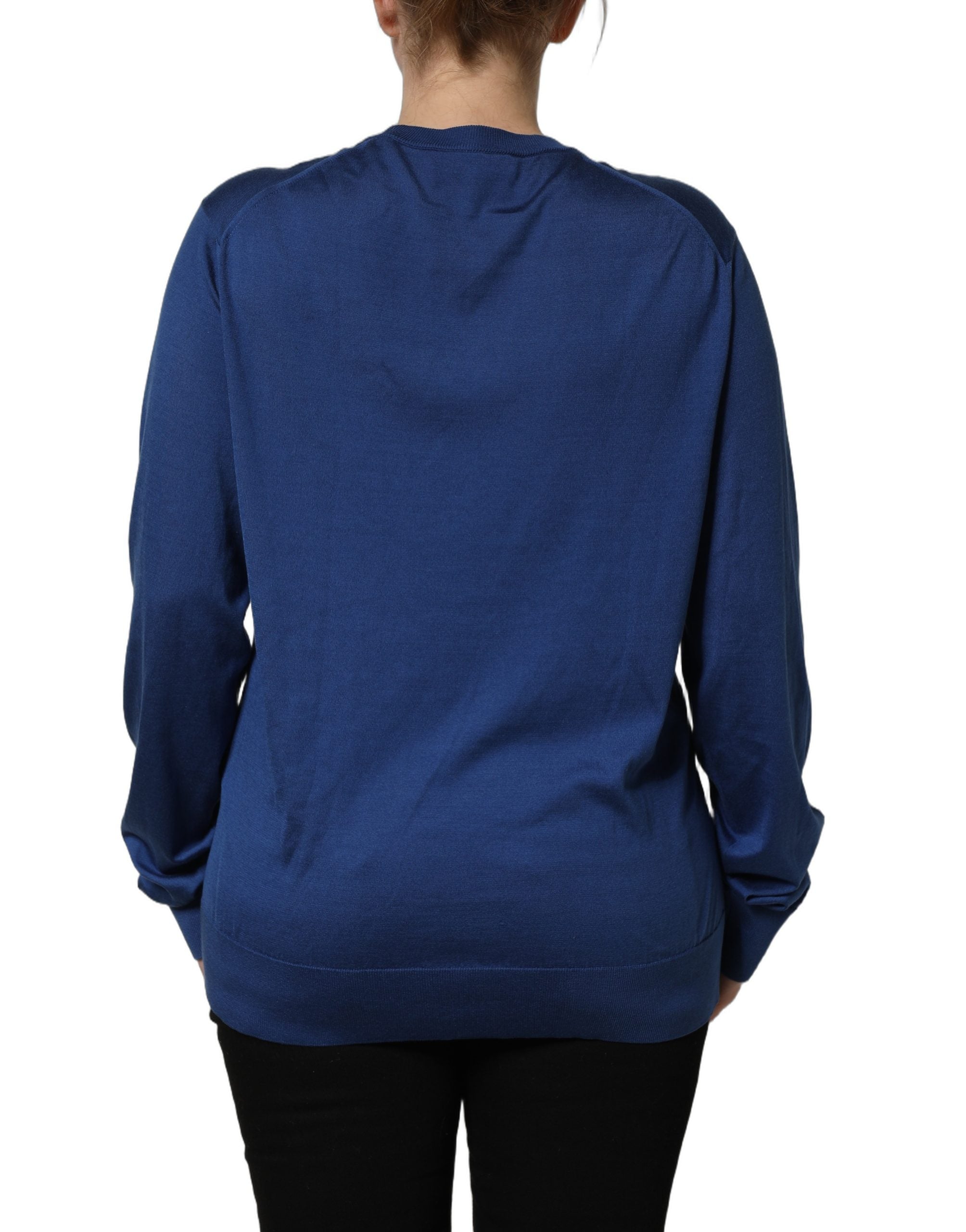 Pull à manches longues Dolce & Gabbana en soie bleue avec logo DG, col rond et style élégant.