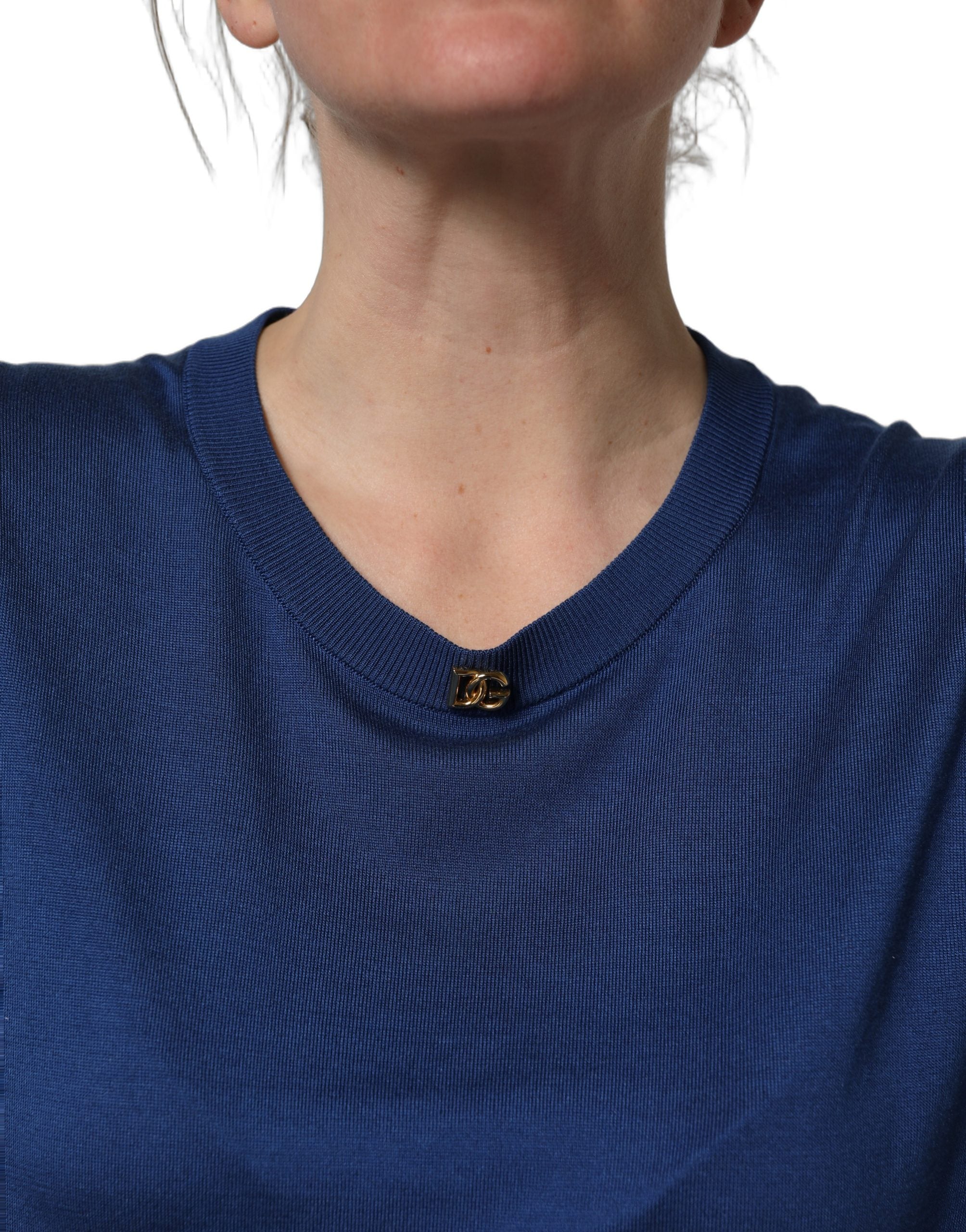 Pull en soie bleue Dolce & Gabbana avec logo DG, col rond, style décontracté et élégant.