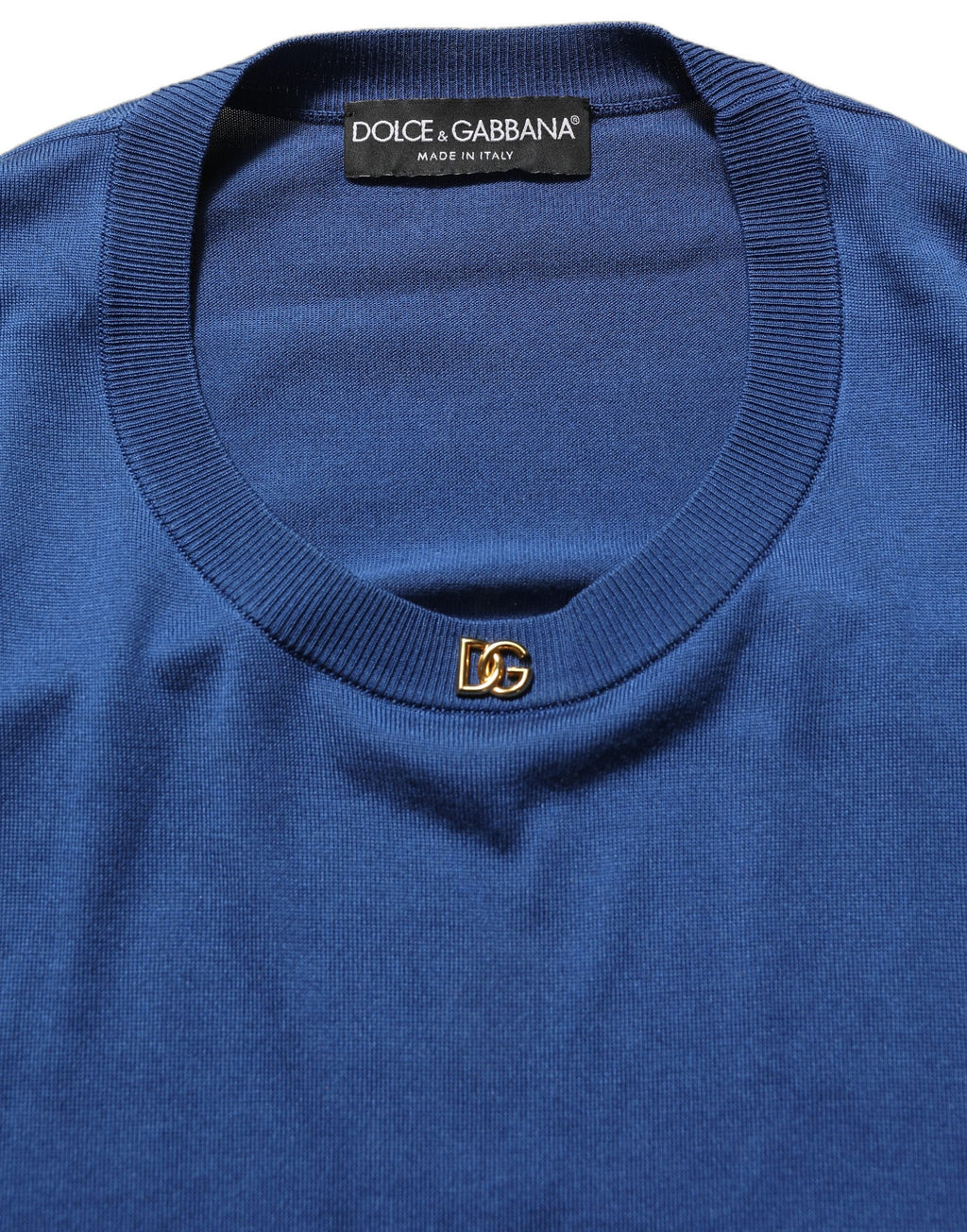 Pull en laine bleue Dolce & Gabbana avec logo DG, col rond, visible sur l'image.