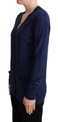 Pull en laine vierge bleu Dolce & Gabbana avec boutons, cardigan élégant porté sur un modèle.
