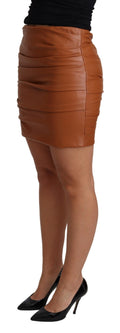 Jupe courte plissée en agneau brun Dolce & Gabbana à taille haute, vue de face.