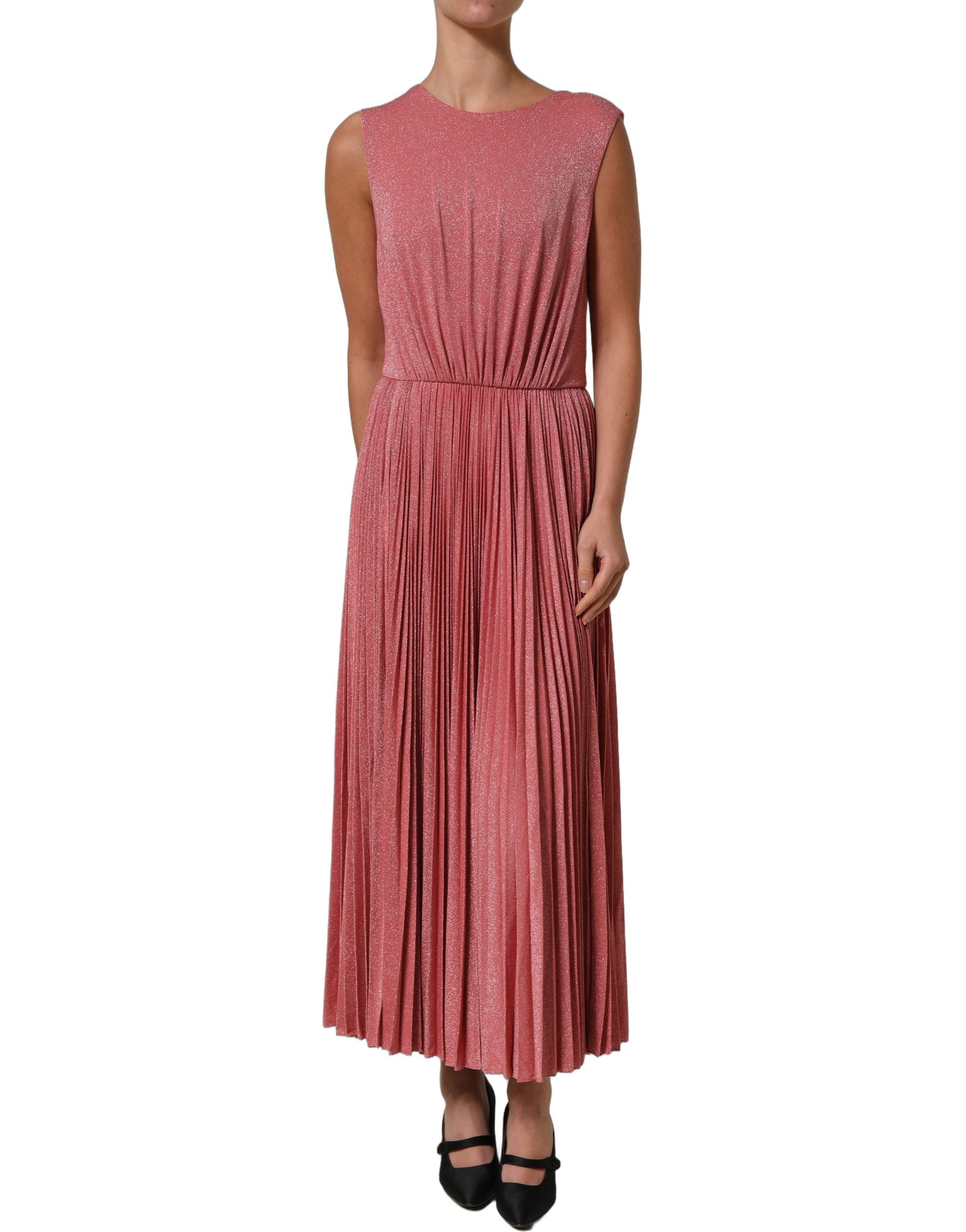 Robe longue plissée sans manches de couleur corail rose de Dolce & Gabbana, élégante et fluide, portée sans manches.