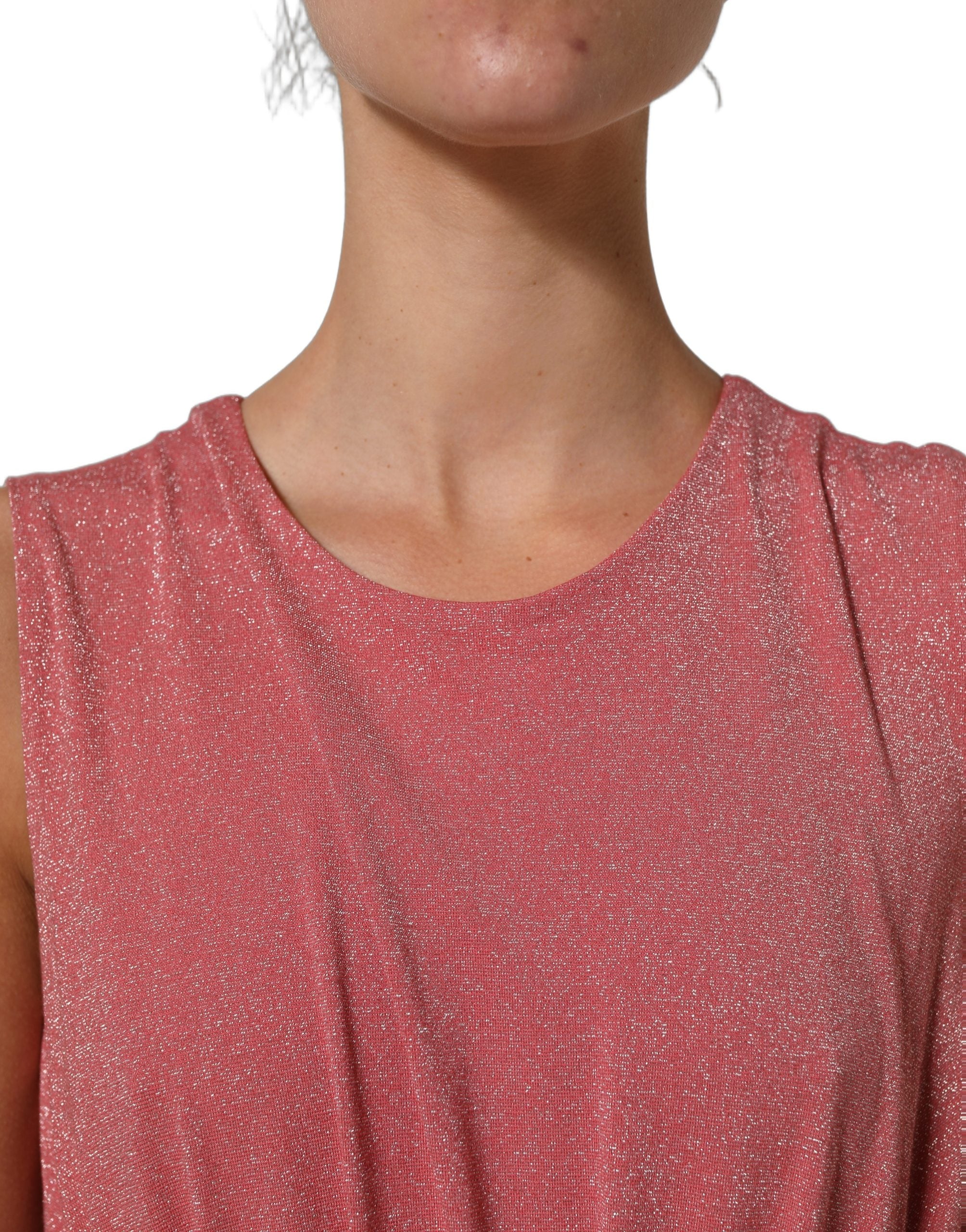 Robe longue plissée sans manches Dolce & Gabbana en corail rose, élégante et fluide, adaptée pour une occasion spéciale.