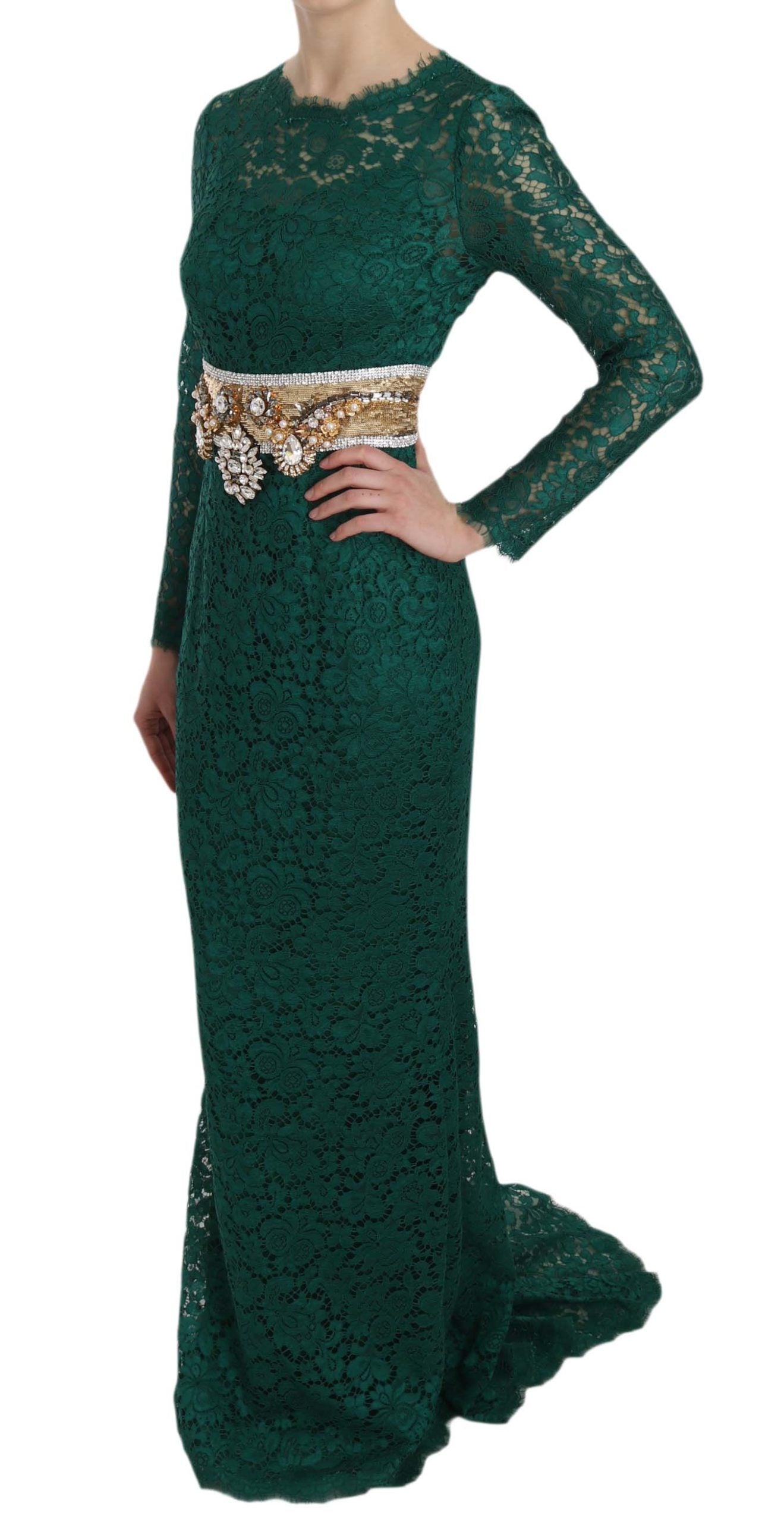 Robe longue Dolce & Gabbana en satin or ornée de cristaux, ceinture dorée en dentelle, élégante robe de soirée glamour.