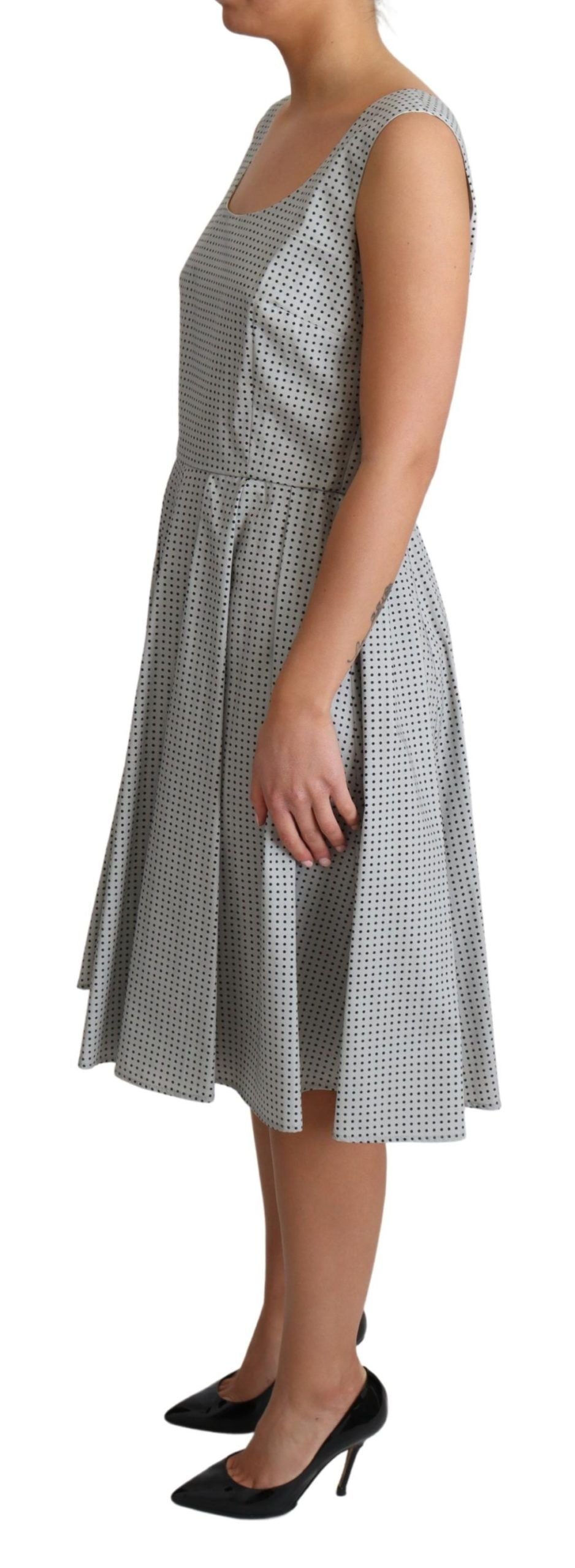 Robe en coton gris à pois Dolce & Gabbana, coupe évasée et élégante, avec motif à pois sur le tissu.