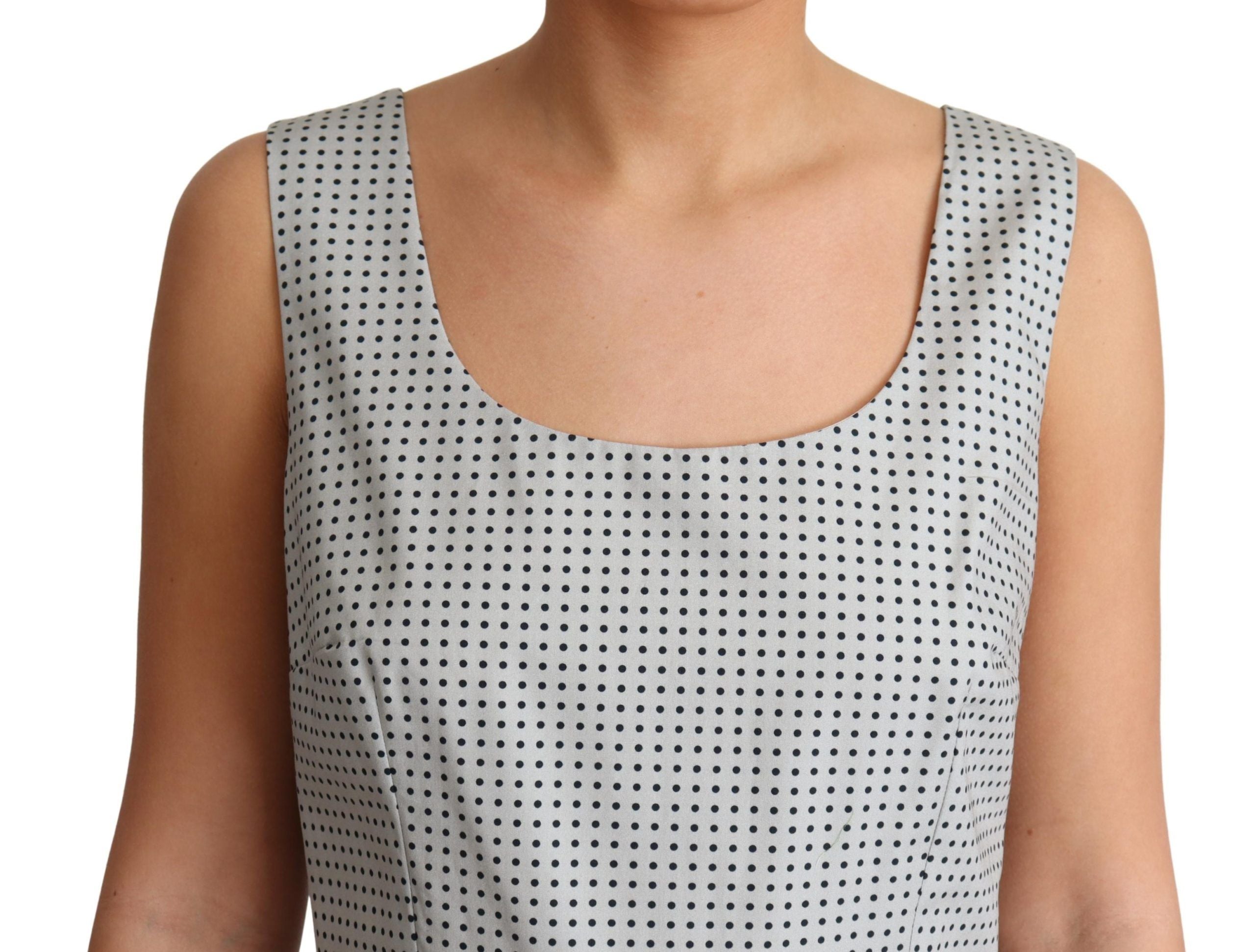 Robe en coton gris à pois Dolce & Gabbana, coupe évasée et élégante, avec motifs à pois et décolleté fluide.