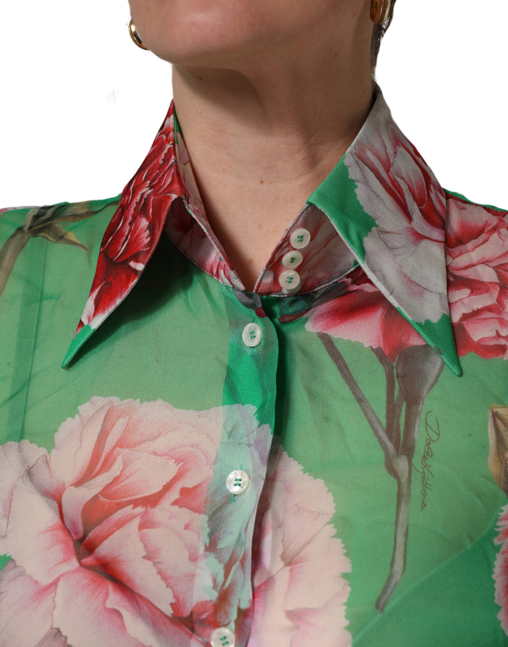 Chemisier en soie vert à col avec motif de clochettes de souci, Dolce & Gabbana, style élégant et féminin.