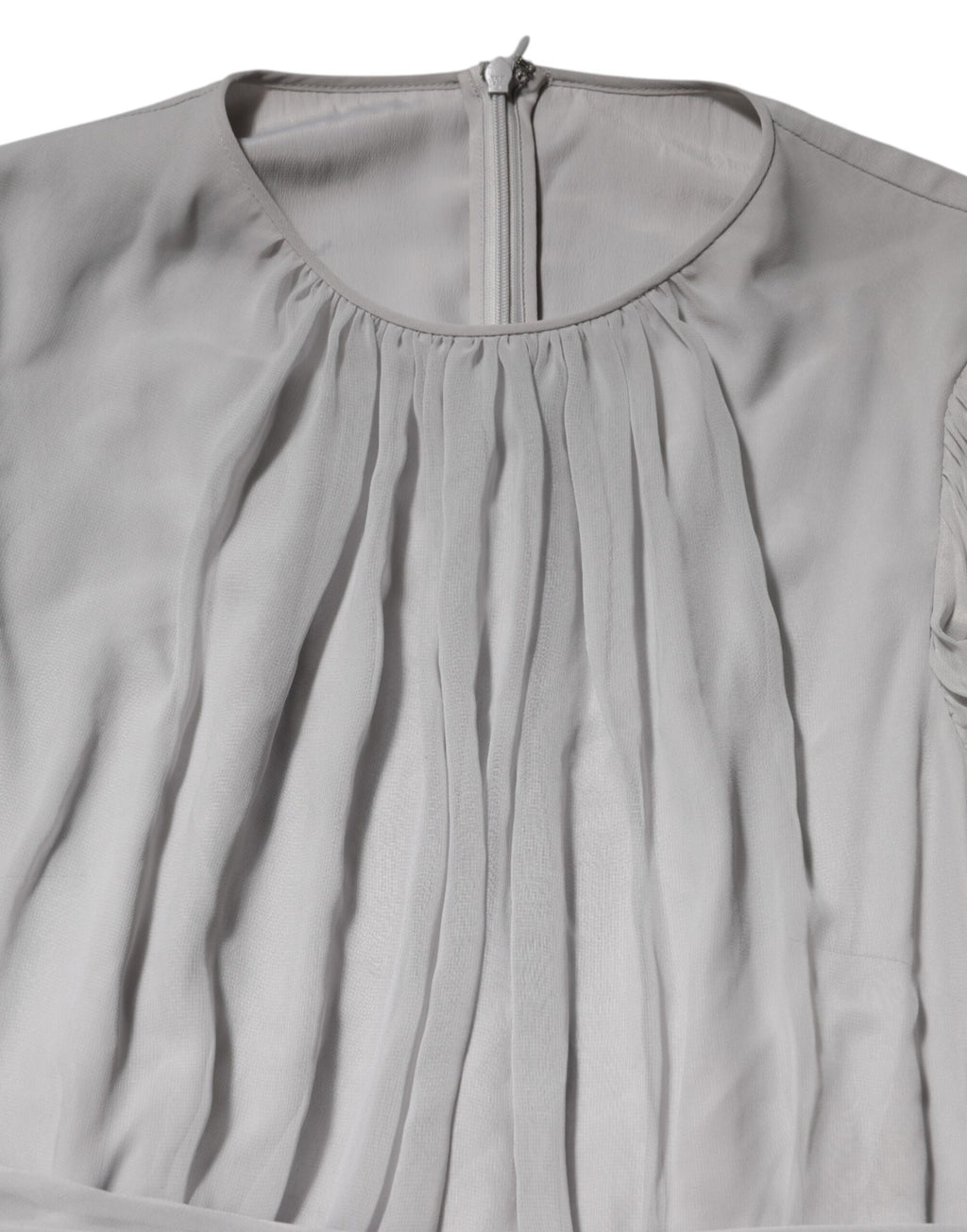 Robe longue en soie mélangée gris à plis, à manches longues, de la marque Dolce & Gabbana, vue de face.