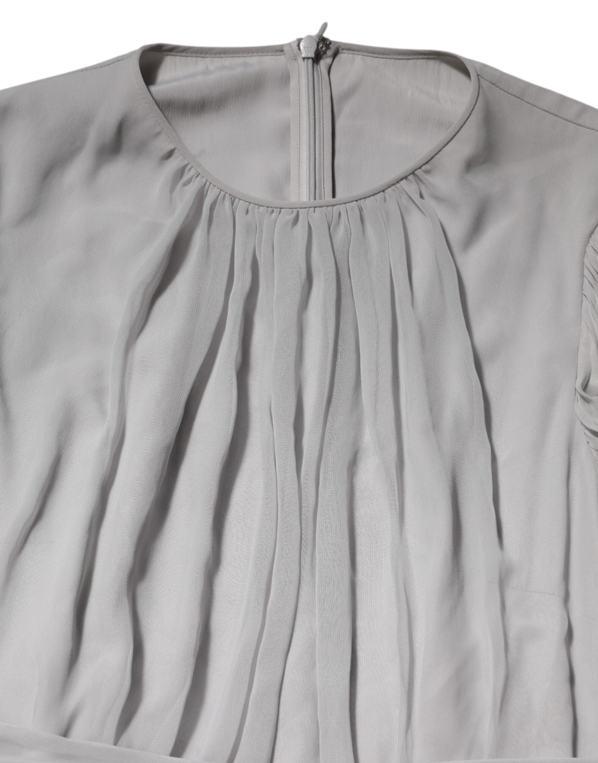 Robe longue en soie mélangée gris à plis, à manches longues, de la marque Dolce & Gabbana, vue de face.